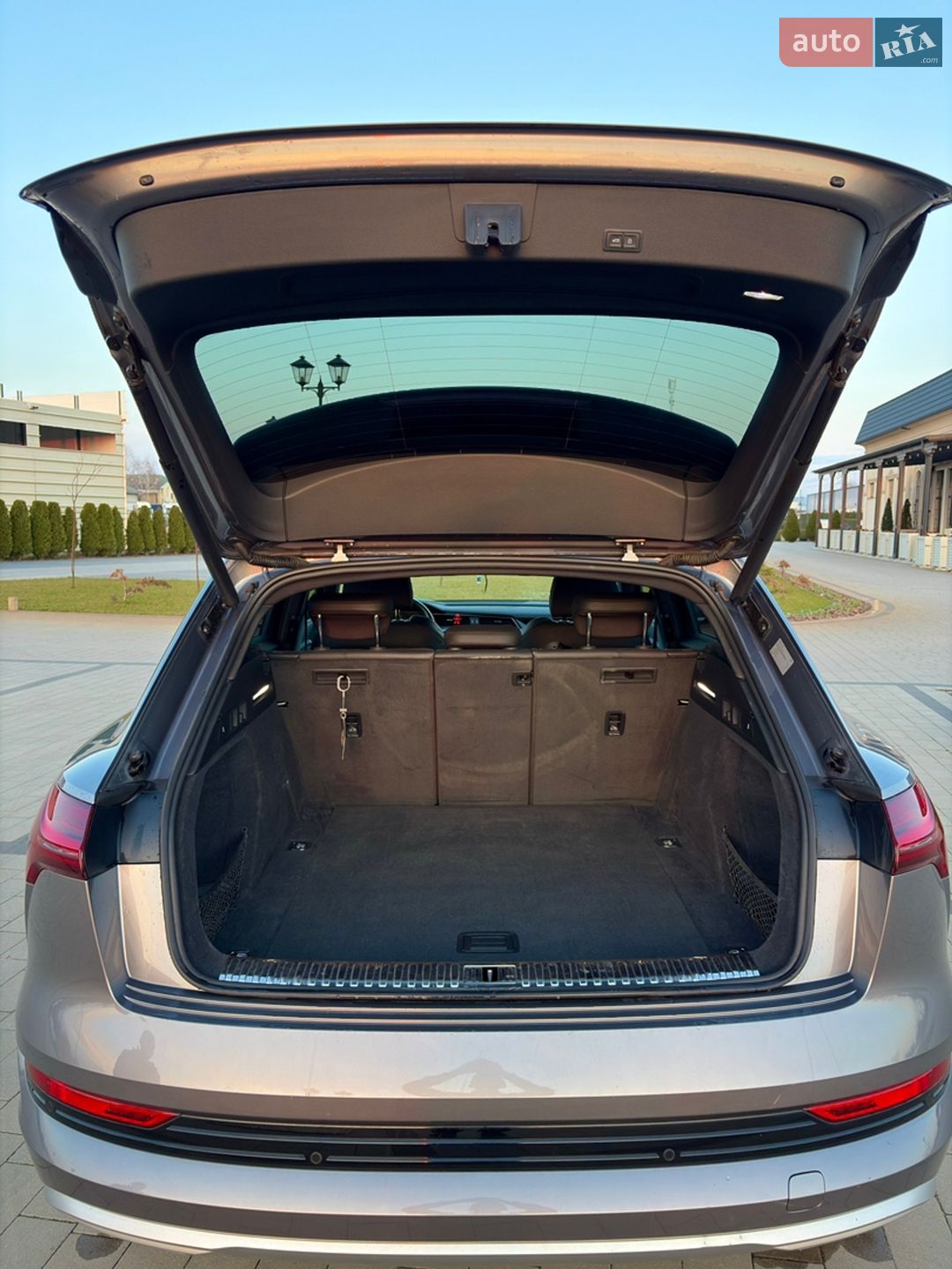 Audi e-tron 2019 VIN WAUZZZGE8KB004014 фото оголошення 7 з 41