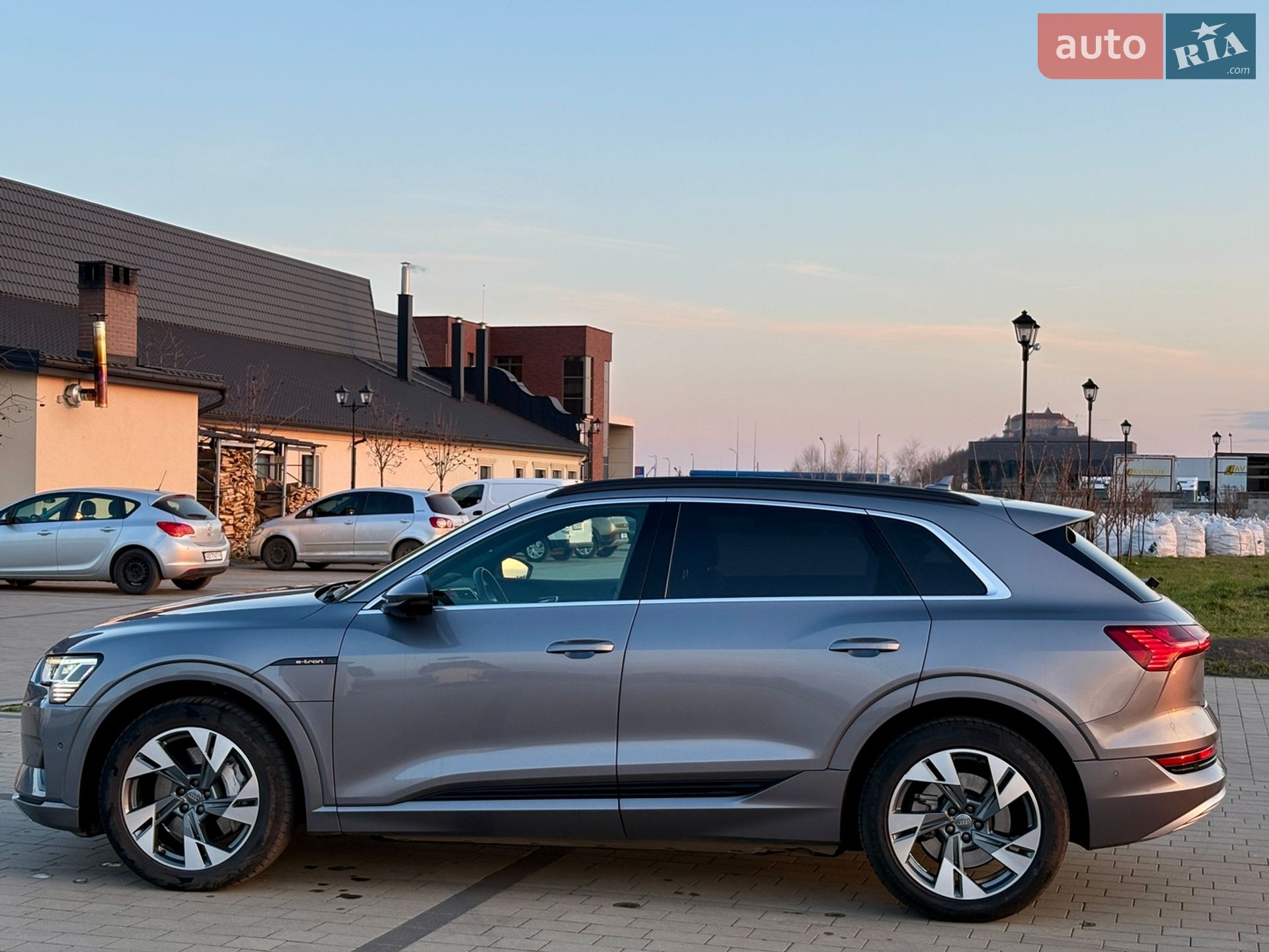 Audi e-tron 2019 VIN WAUZZZGE8KB004014 фото оголошення 10 з 41