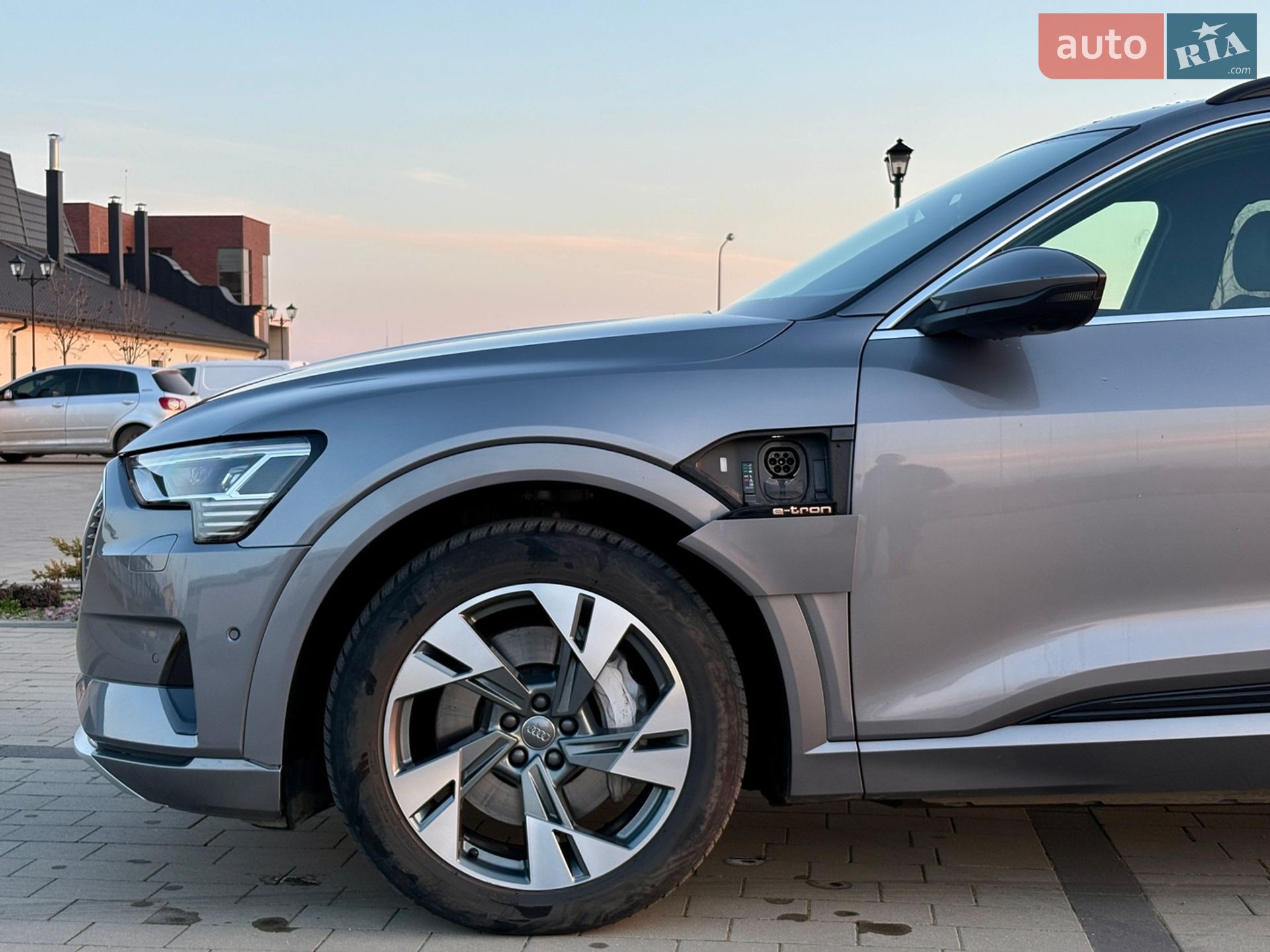 Audi e-tron 2019 VIN WAUZZZGE8KB004014 фото оголошення 11 з 41