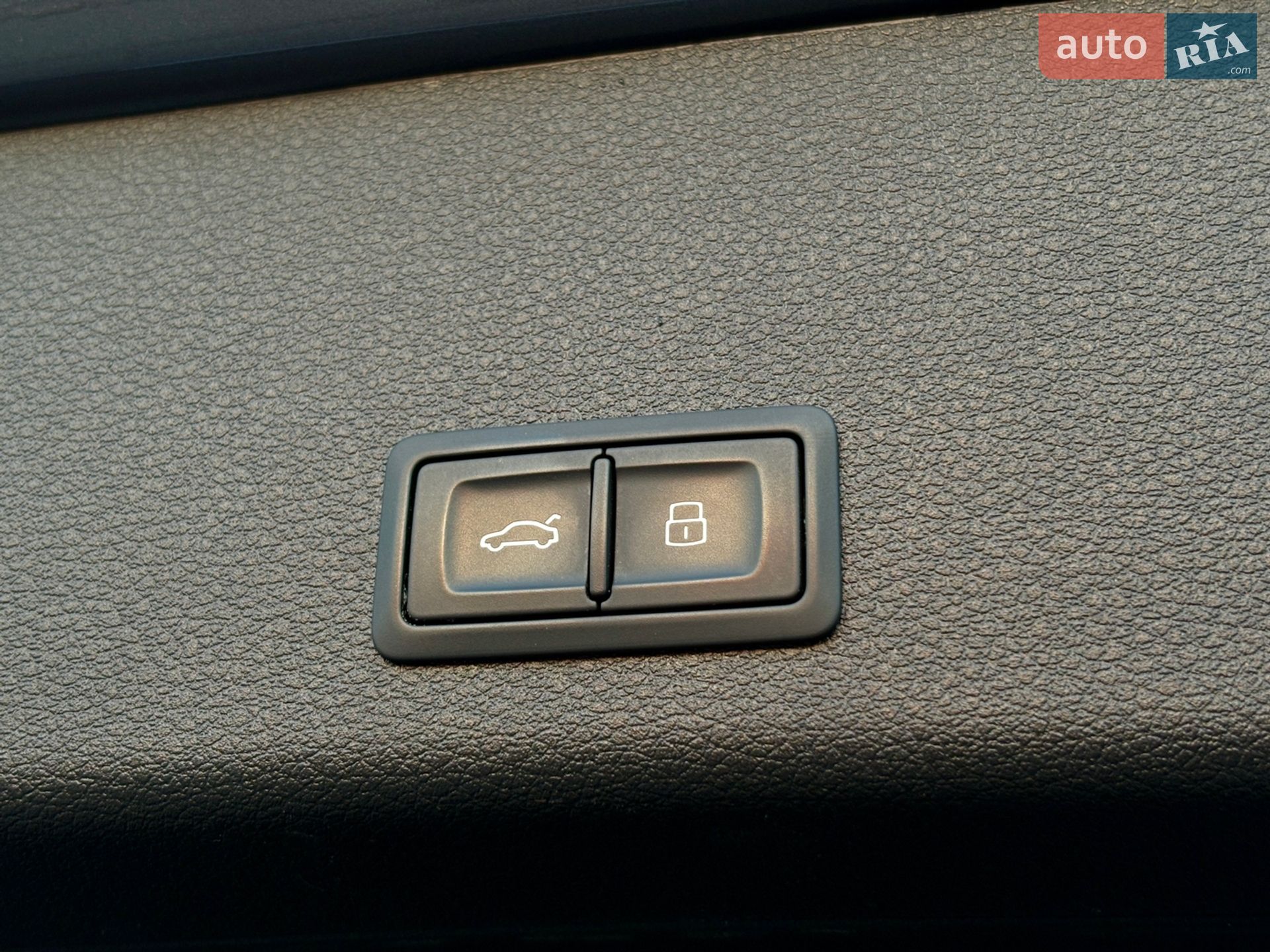Audi e-tron 2019 VIN WAUZZZGE8KB004014 фото оголошення 15 з 41
