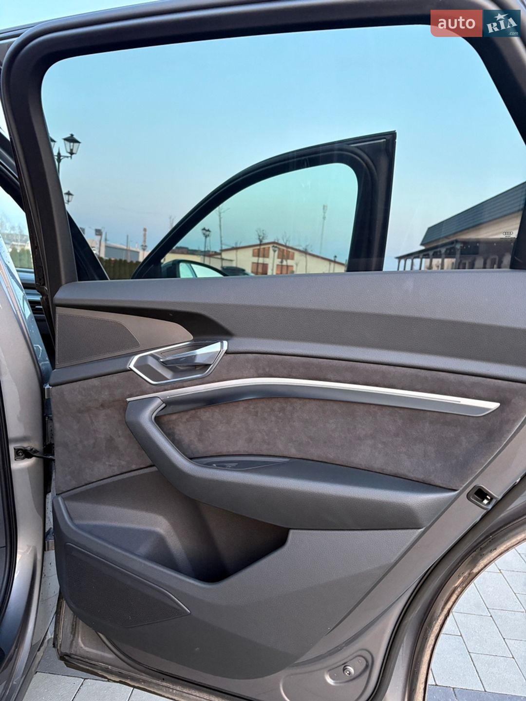 Audi e-tron 2019 VIN WAUZZZGE8KB004014 фото оголошення 17 з 41