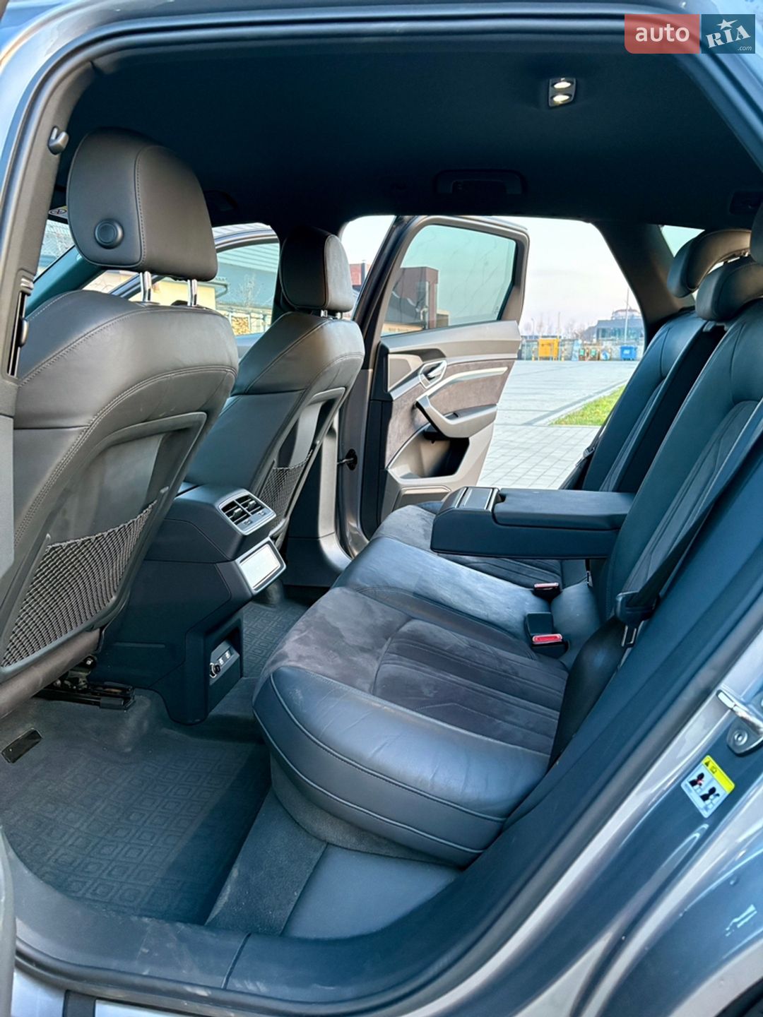 Audi e-tron 2019 VIN WAUZZZGE8KB004014 фото оголошення 19 з 41