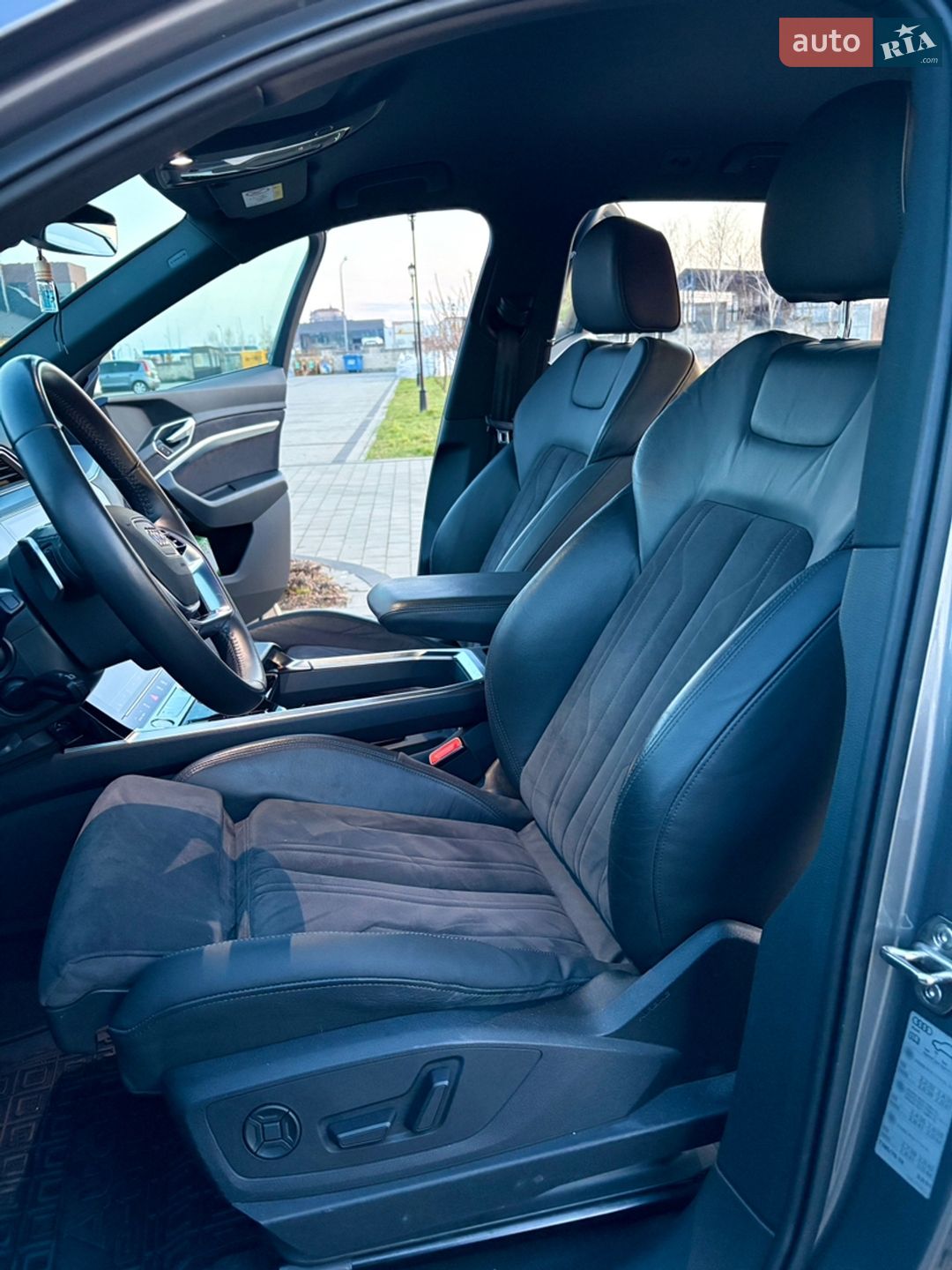 Audi e-tron 2019 VIN WAUZZZGE8KB004014 фото оголошення 24 з 41