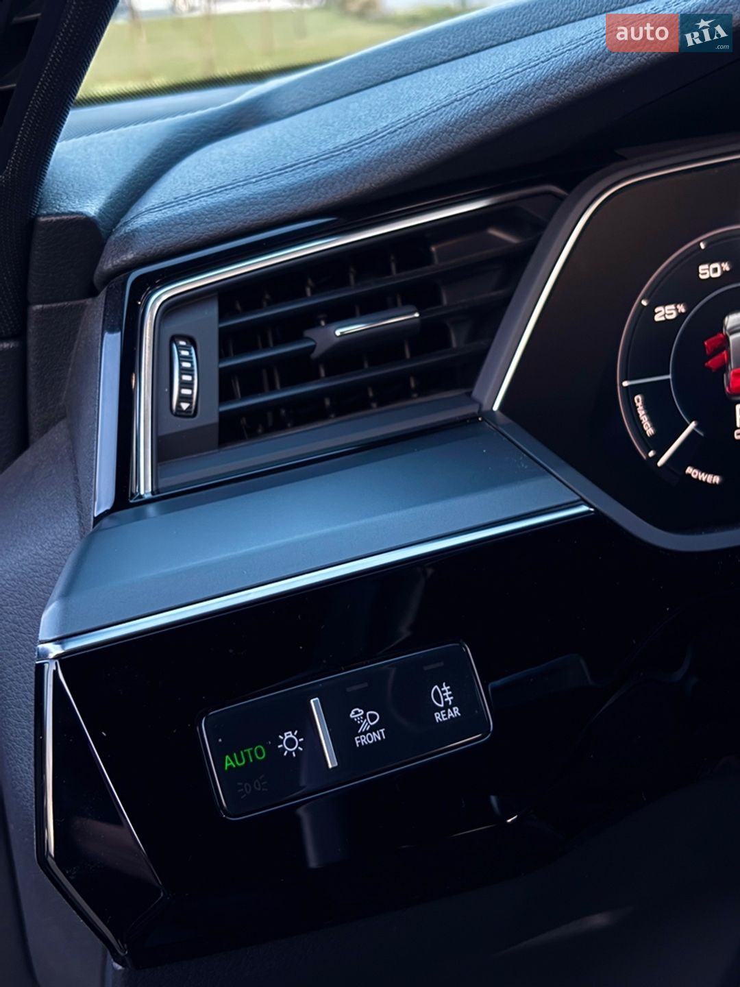Audi e-tron 2019 VIN WAUZZZGE8KB004014 фото оголошення 28 з 41