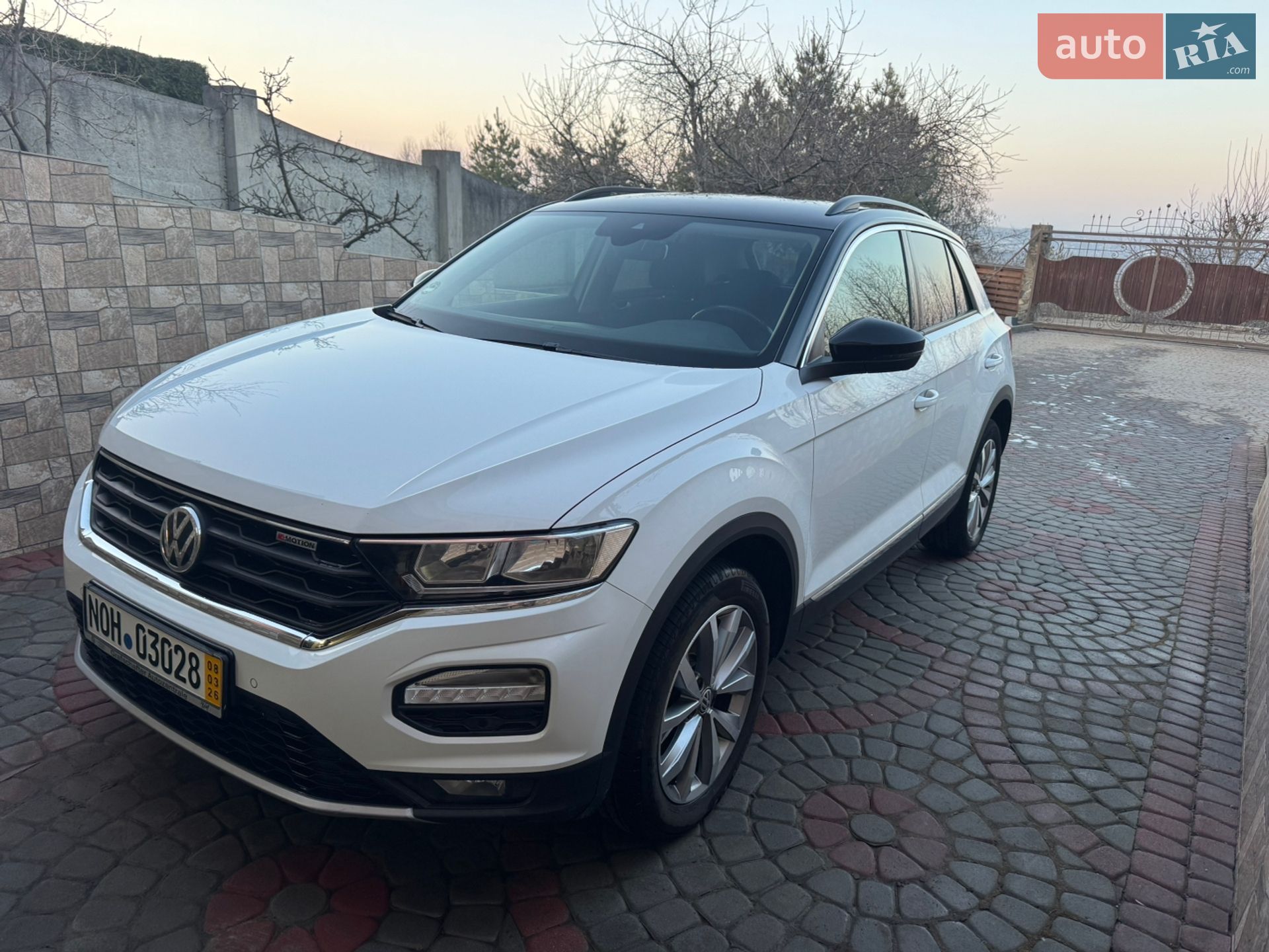 VOLKSWAGEN T-ROC 2018 VIN WVGZZZA1ZJV078341 фото оголошення 2 з 40