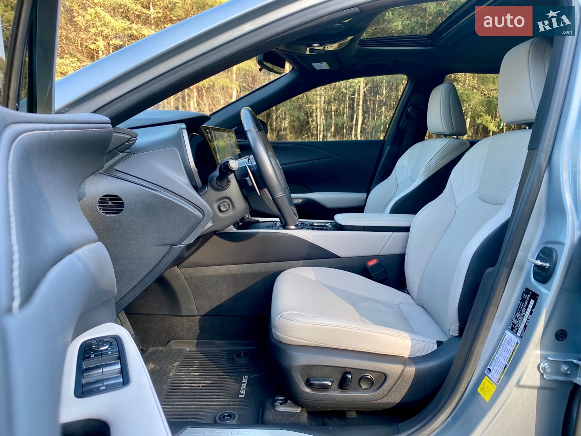 Lexus RX 2023 VIN 2T2BBMCA9PC017373 фото оголошення 14 з 56