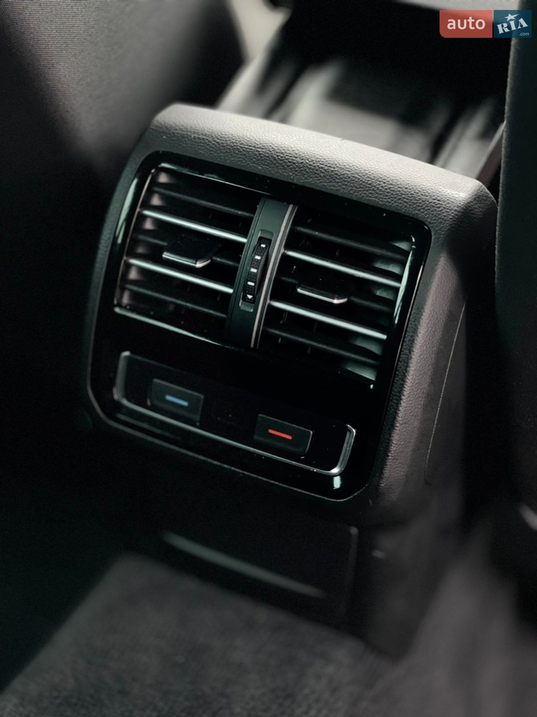 Volkswagen Passat 2019 VIN WVWZZZ3CZKE040526 фото оголошення 32 з 137