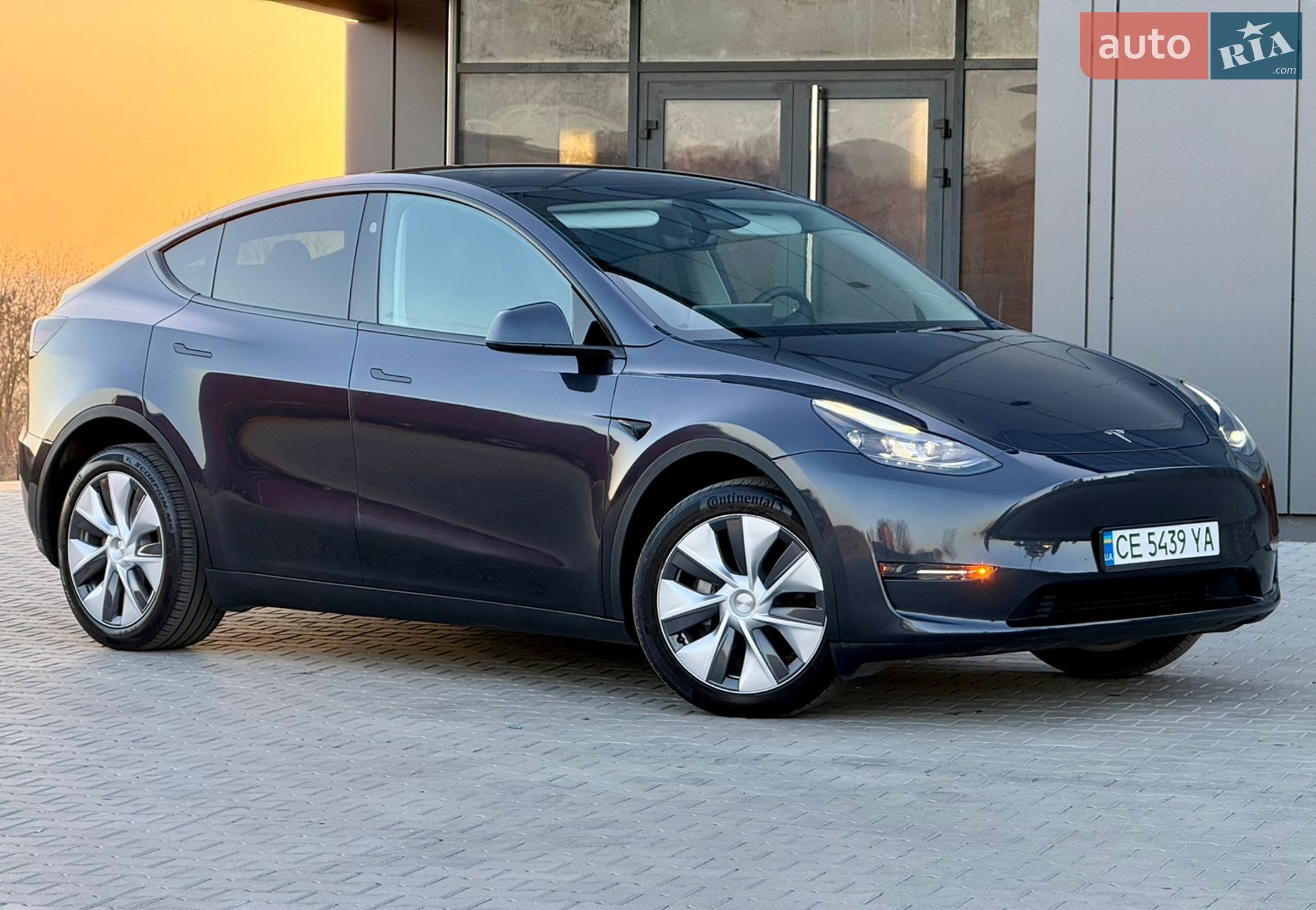 Tesla Model Y 2024 VIN 7SAYGDEE1RA283873 фото оголошення 2 з 49