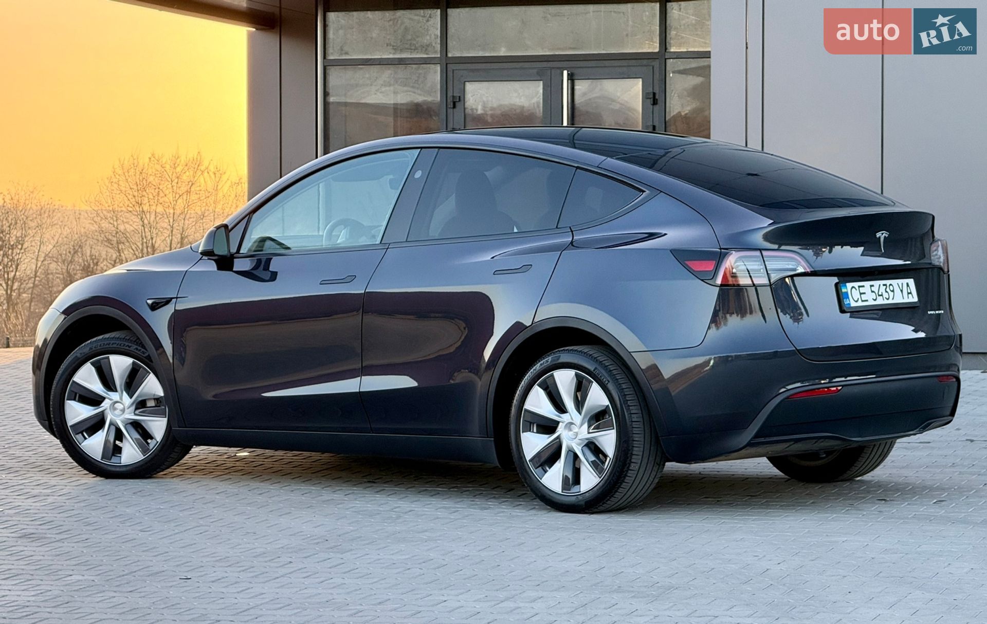 Tesla Model Y 2024 VIN 7SAYGDEE1RA283873 фото оголошення 3 з 49