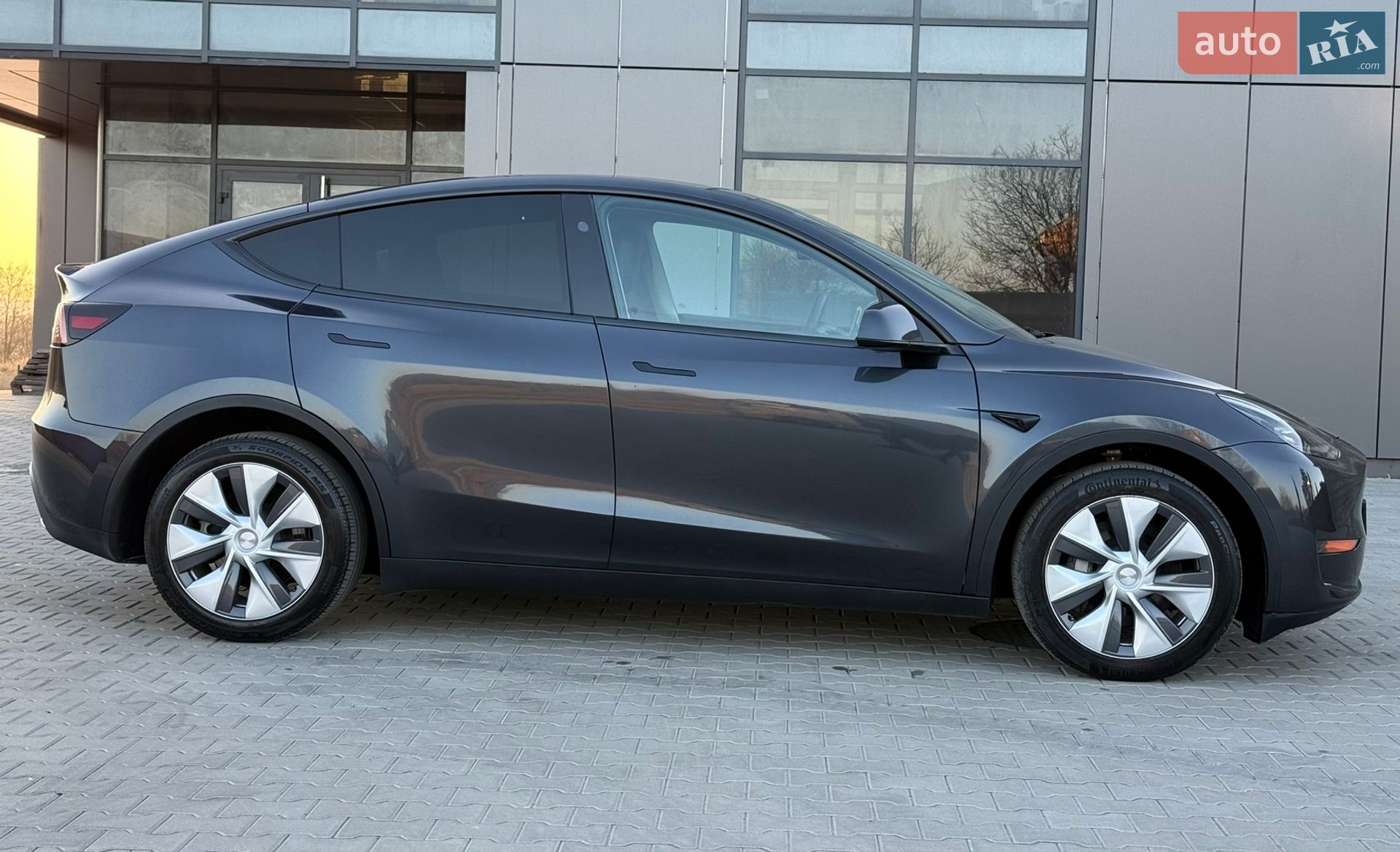 Tesla Model Y 2024 VIN 7SAYGDEE1RA283873 фото оголошення 5 з 49