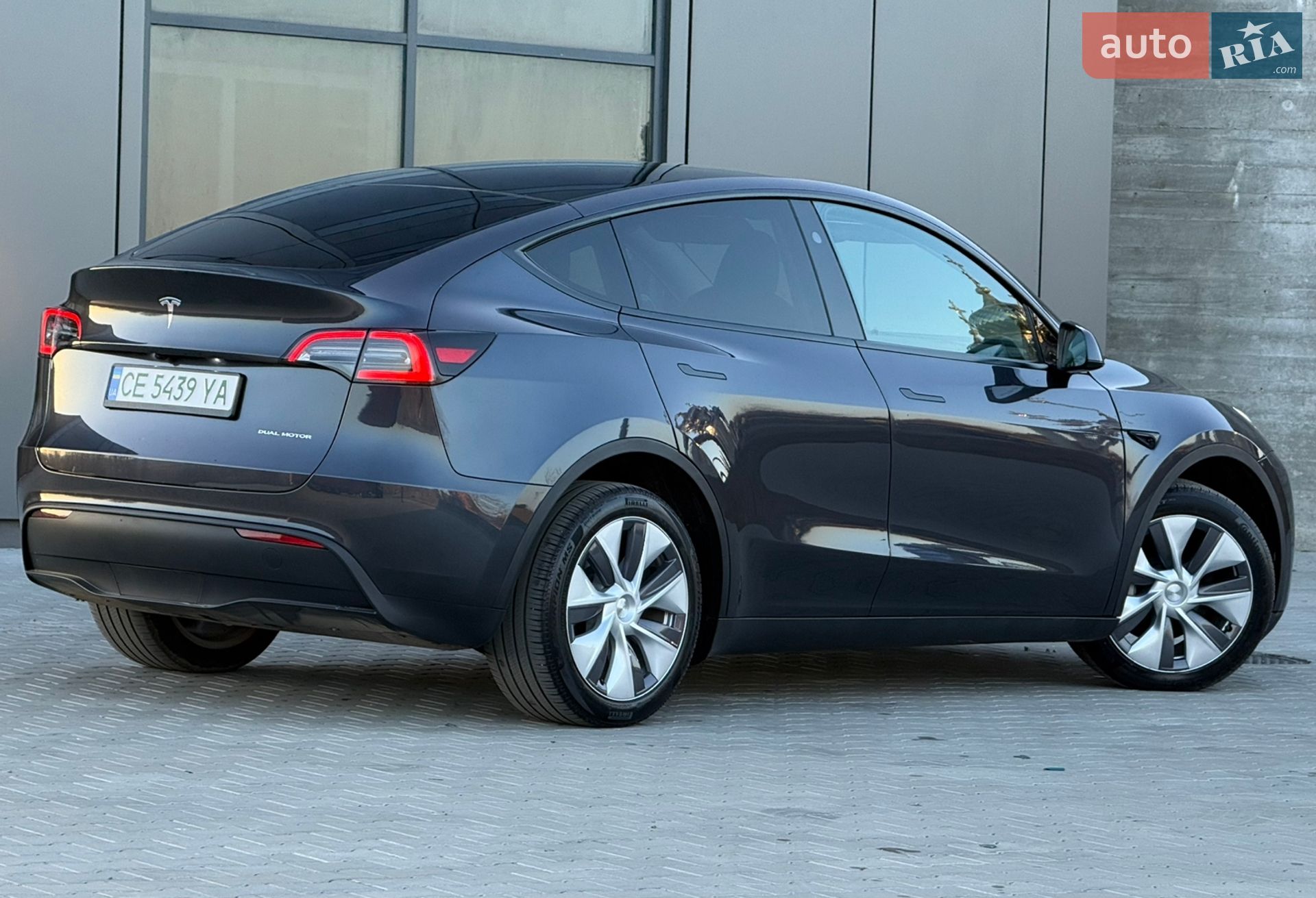 Tesla Model Y 2024 VIN 7SAYGDEE1RA283873 фото оголошення 4 з 49