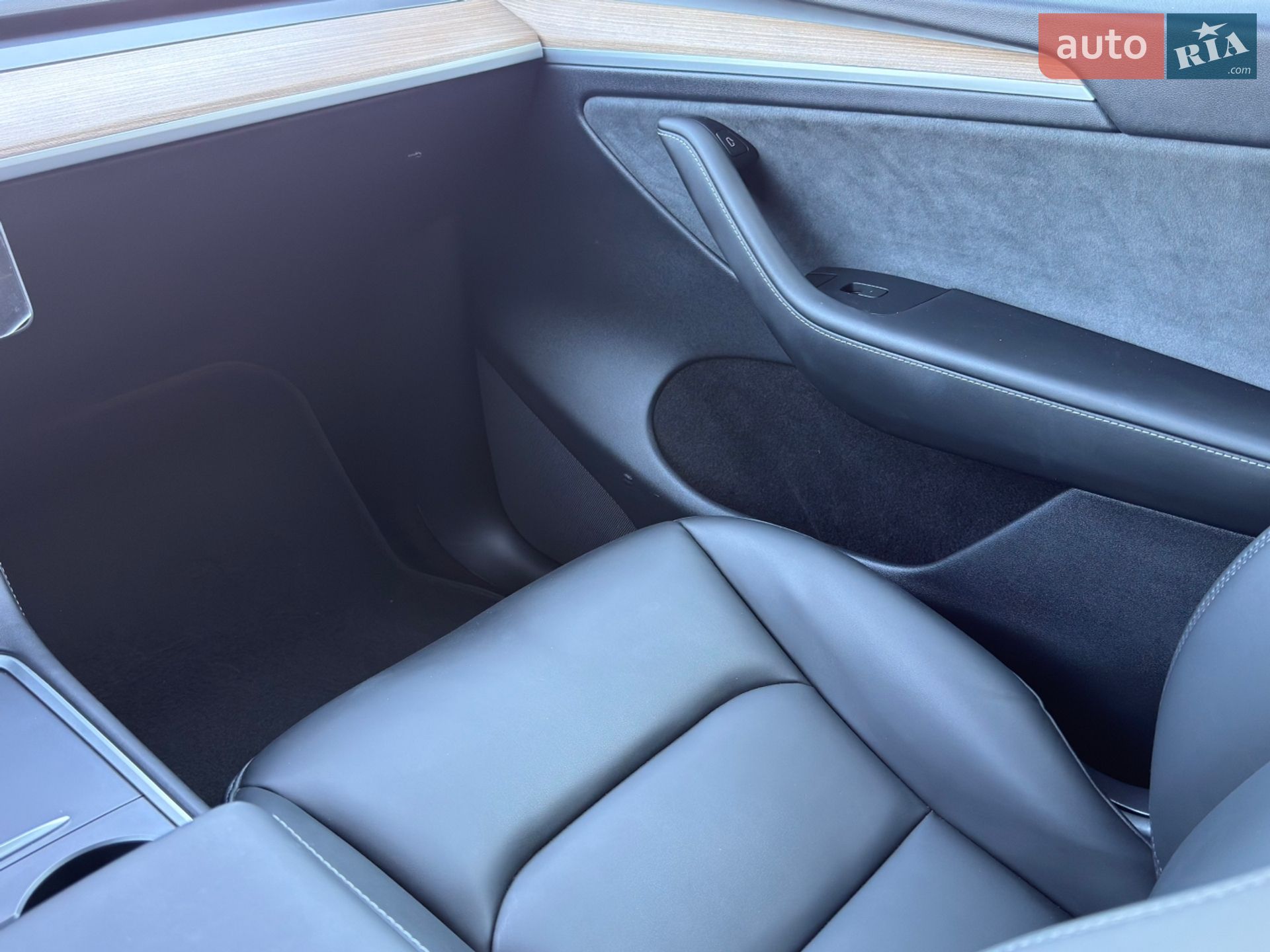 Tesla Model Y 2024 VIN 7SAYGDEE1RA283873 фото оголошення 4 з 40