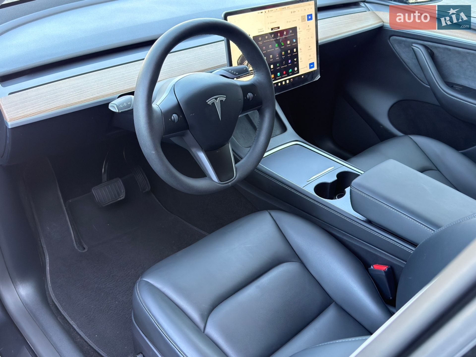 Tesla Model Y 2024 VIN 7SAYGDEE1RA283873 фото оголошення 5 з 40