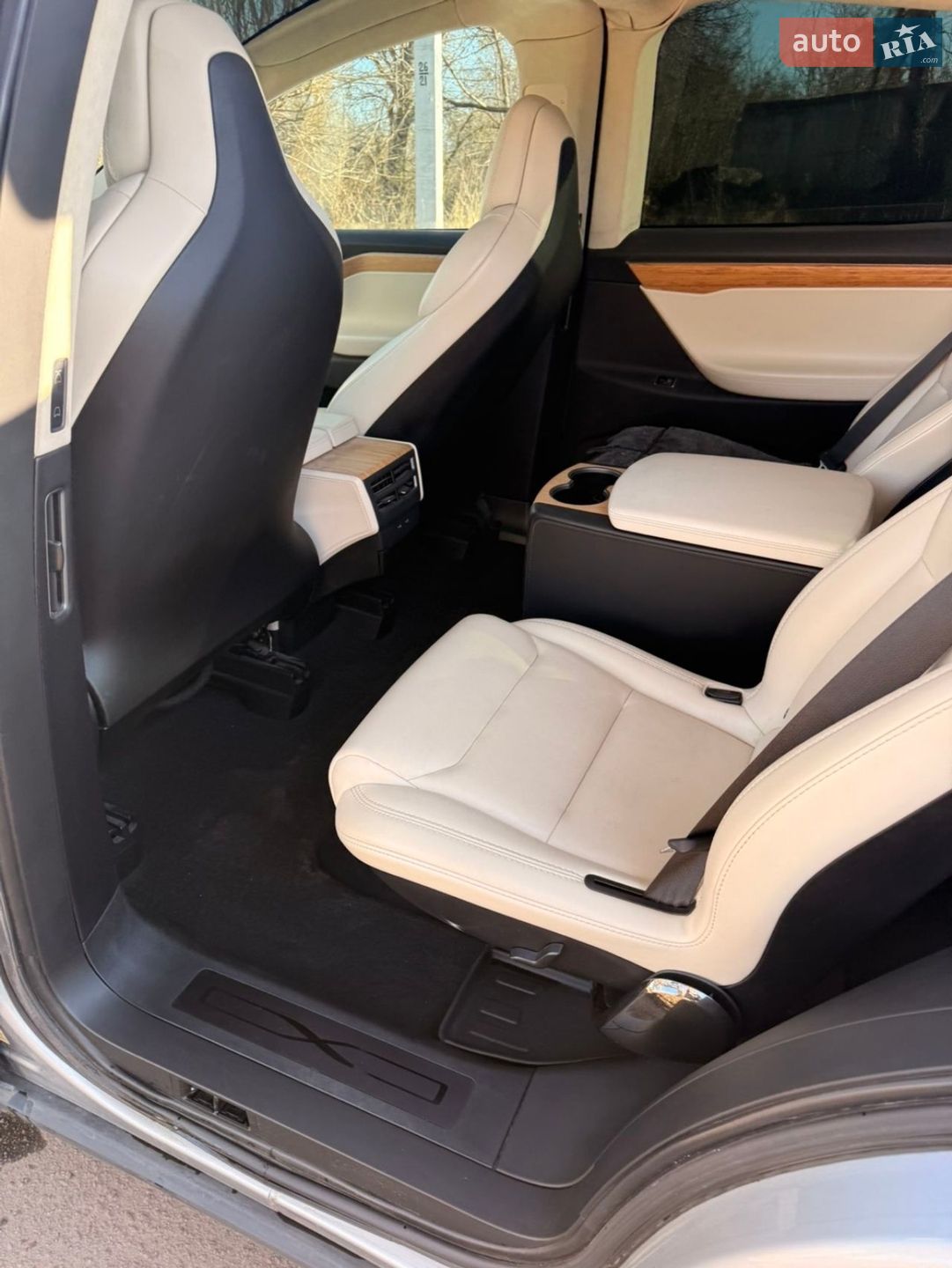 Tesla Model X 2018 VIN 5YJXCBE21JF113146 фото оголошення 4 з 19