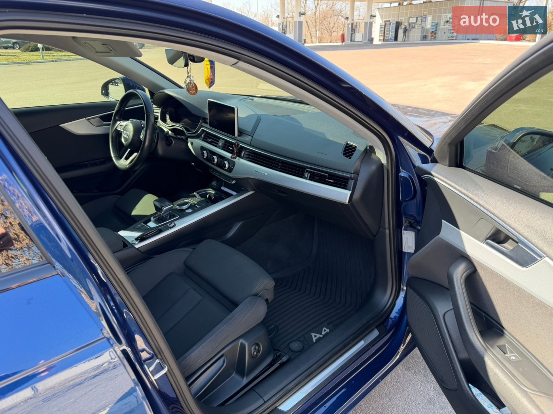 Audi A4 2017 VIN WAUZZZF42HA130389 фото оголошення 2 з 8