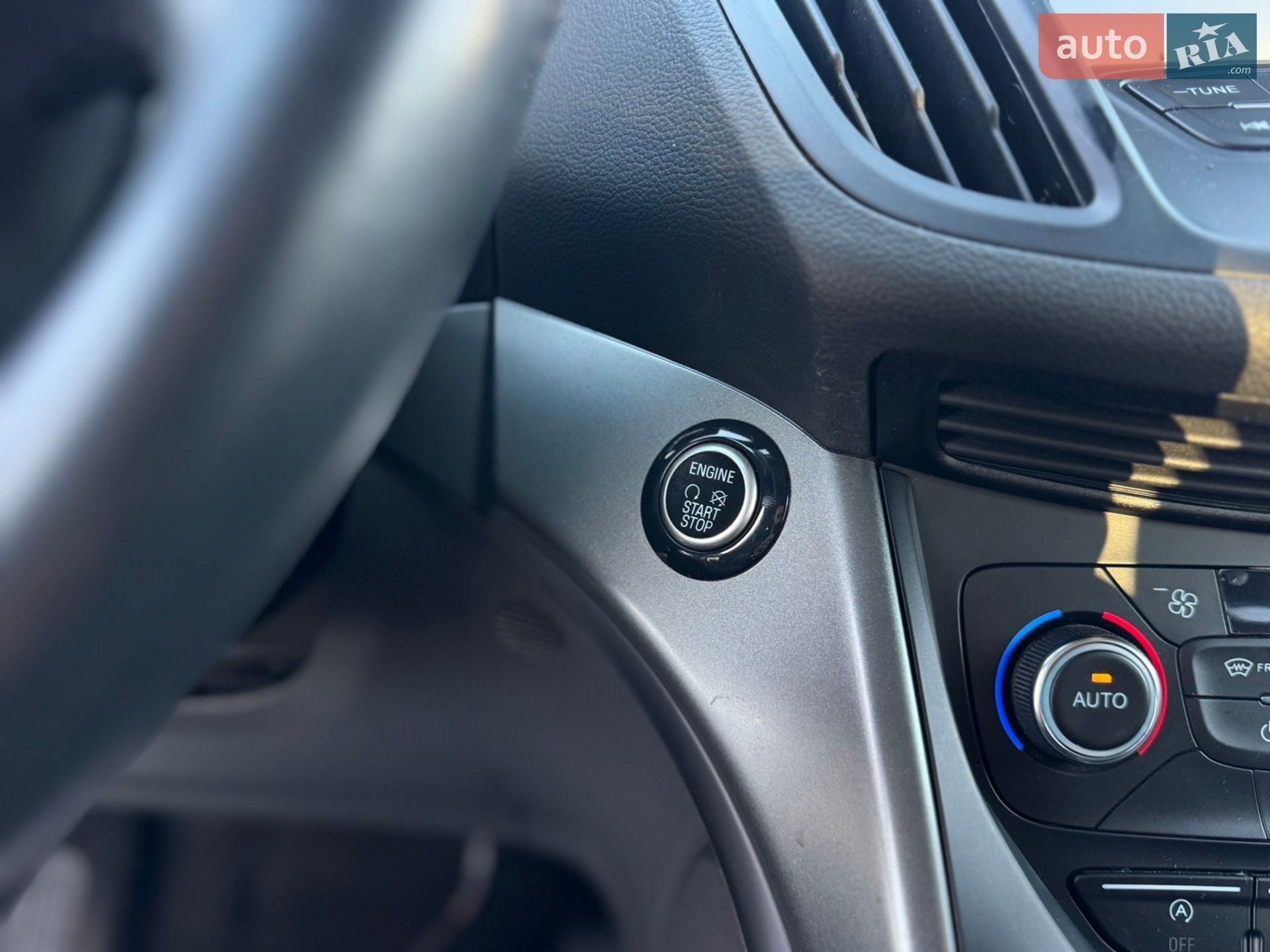 Ford Kuga 2018 VIN WF0AXXWPMAJJ11850 фото оголошення 25 з 37
