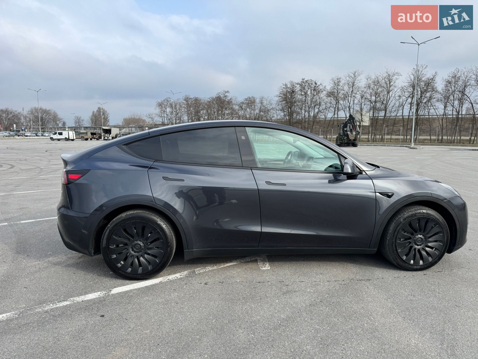 Tesla Model Y 2024 VIN 7SAYGDEE8RF084001 фото оголошення 6 з 29