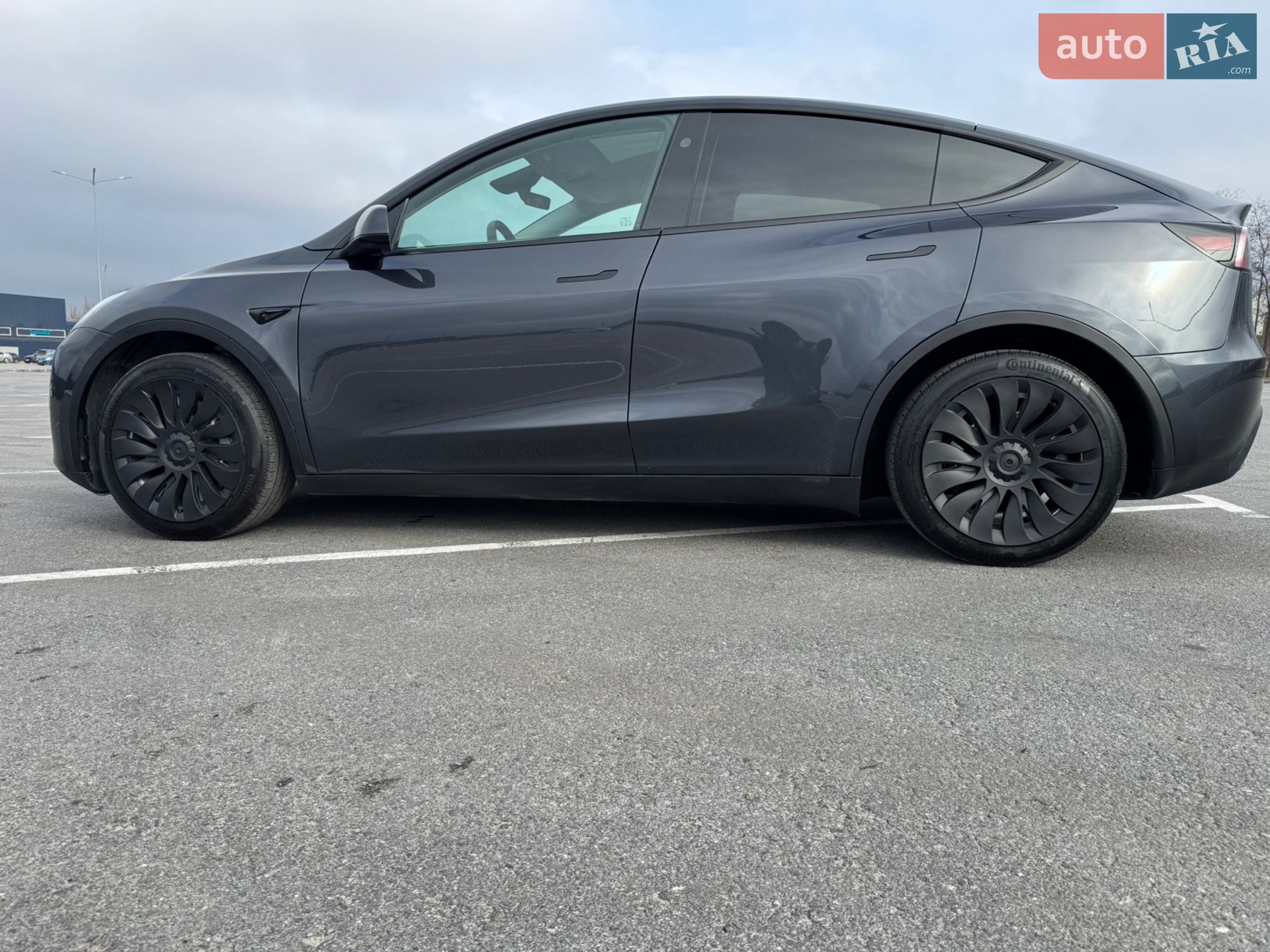 Tesla Model Y 2024 VIN 7SAYGDEE8RF084001 фото оголошення 7 з 29