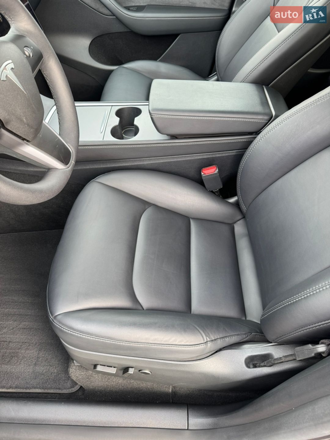 Tesla Model Y 2024 VIN 7SAYGDEE8RF084001 фото оголошення 9 з 29