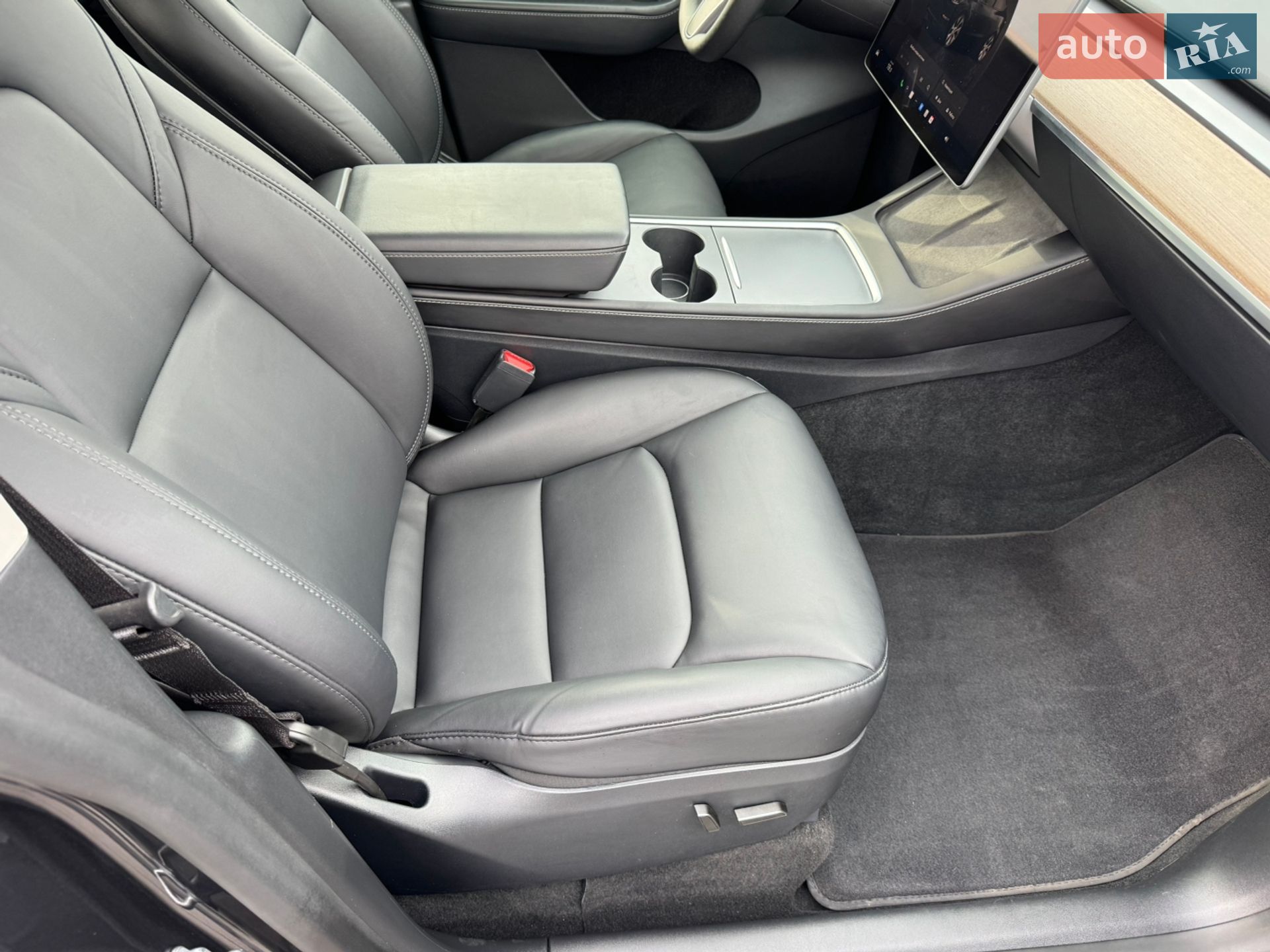 Tesla Model Y 2024 VIN 7SAYGDEE8RF084001 фото оголошення 11 з 29