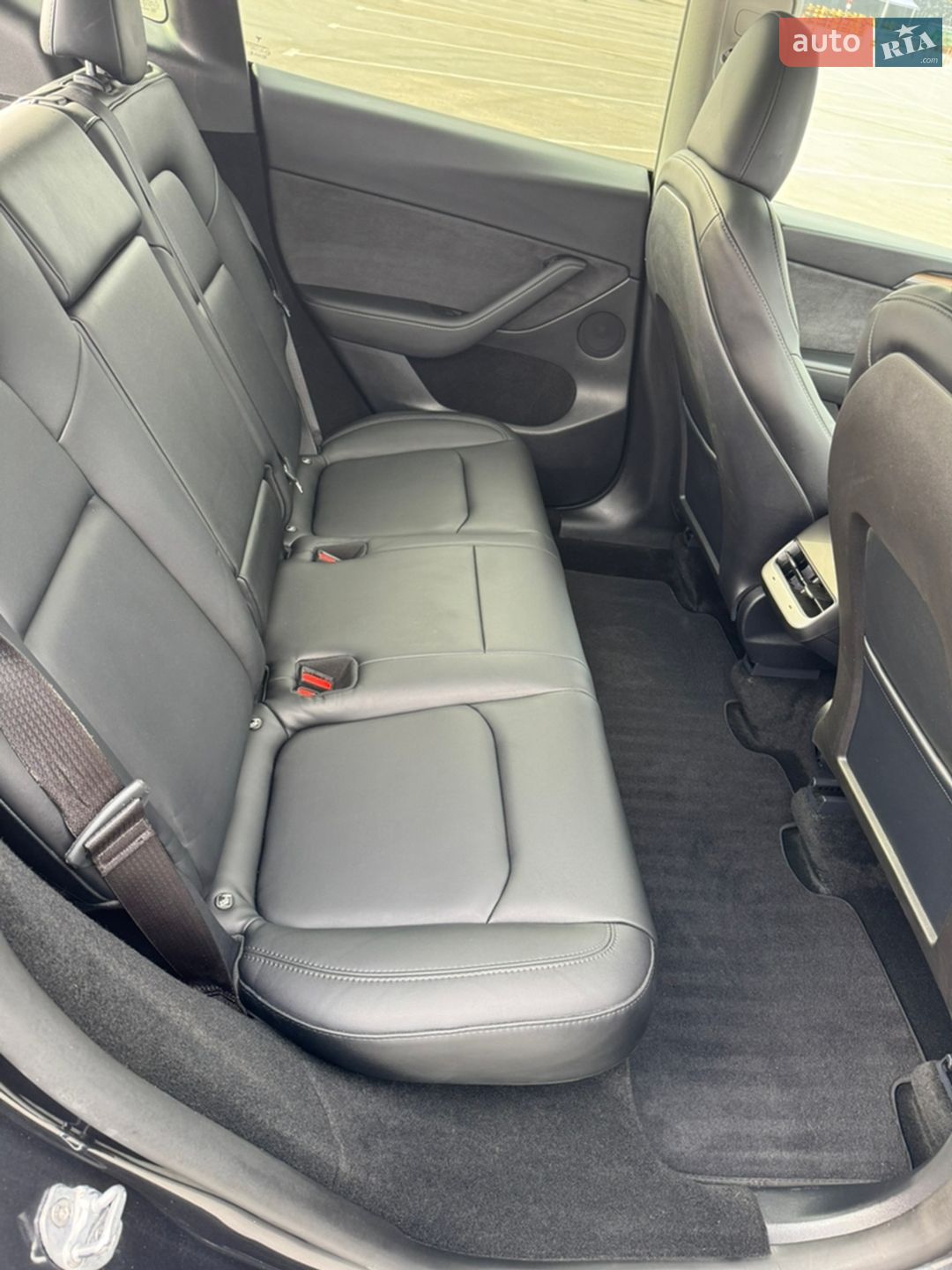 Tesla Model Y 2024 VIN 7SAYGDEE8RF084001 фото оголошення 12 з 29