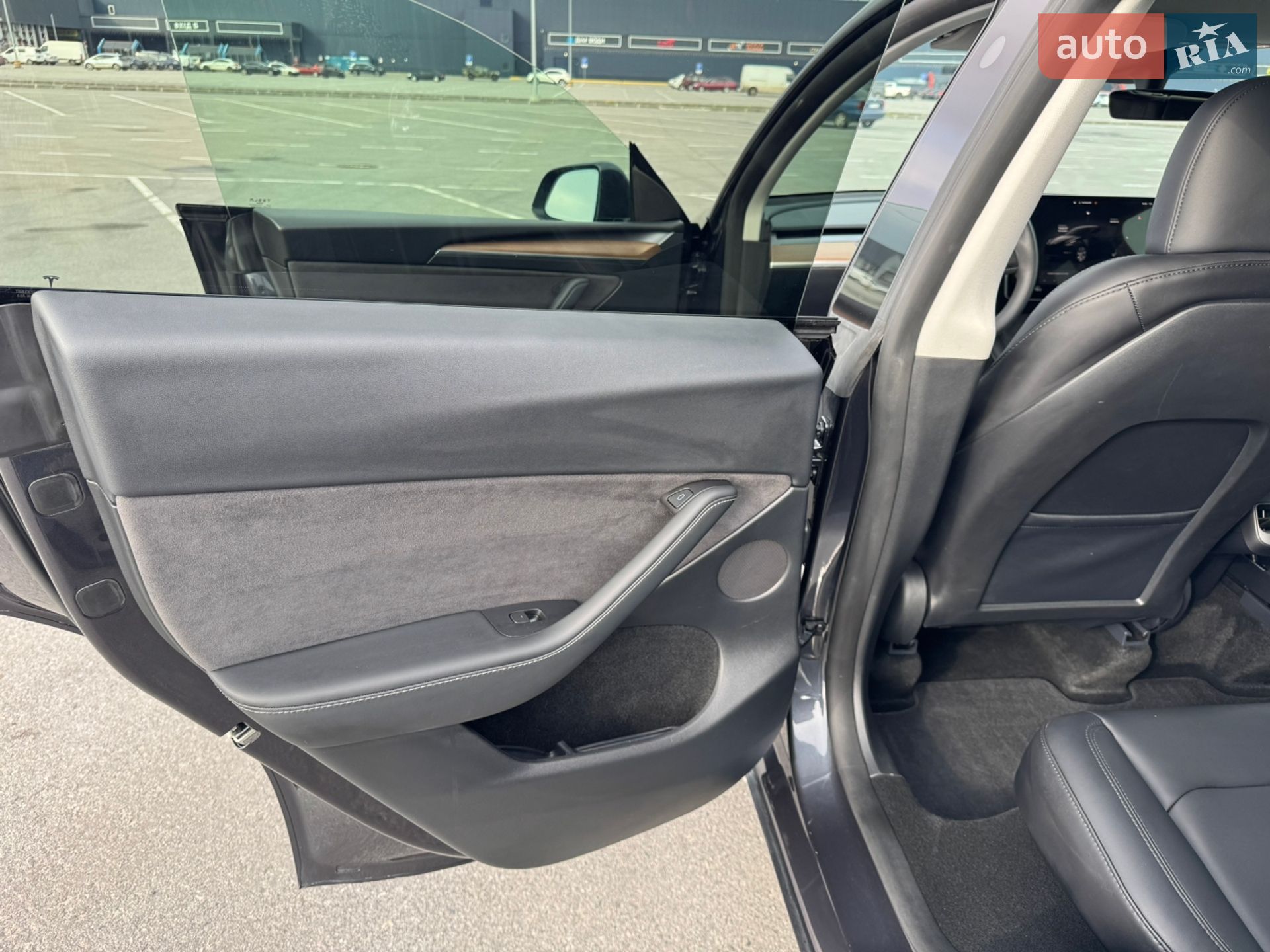 Tesla Model Y 2024 VIN 7SAYGDEE8RF084001 фото оголошення 14 з 29