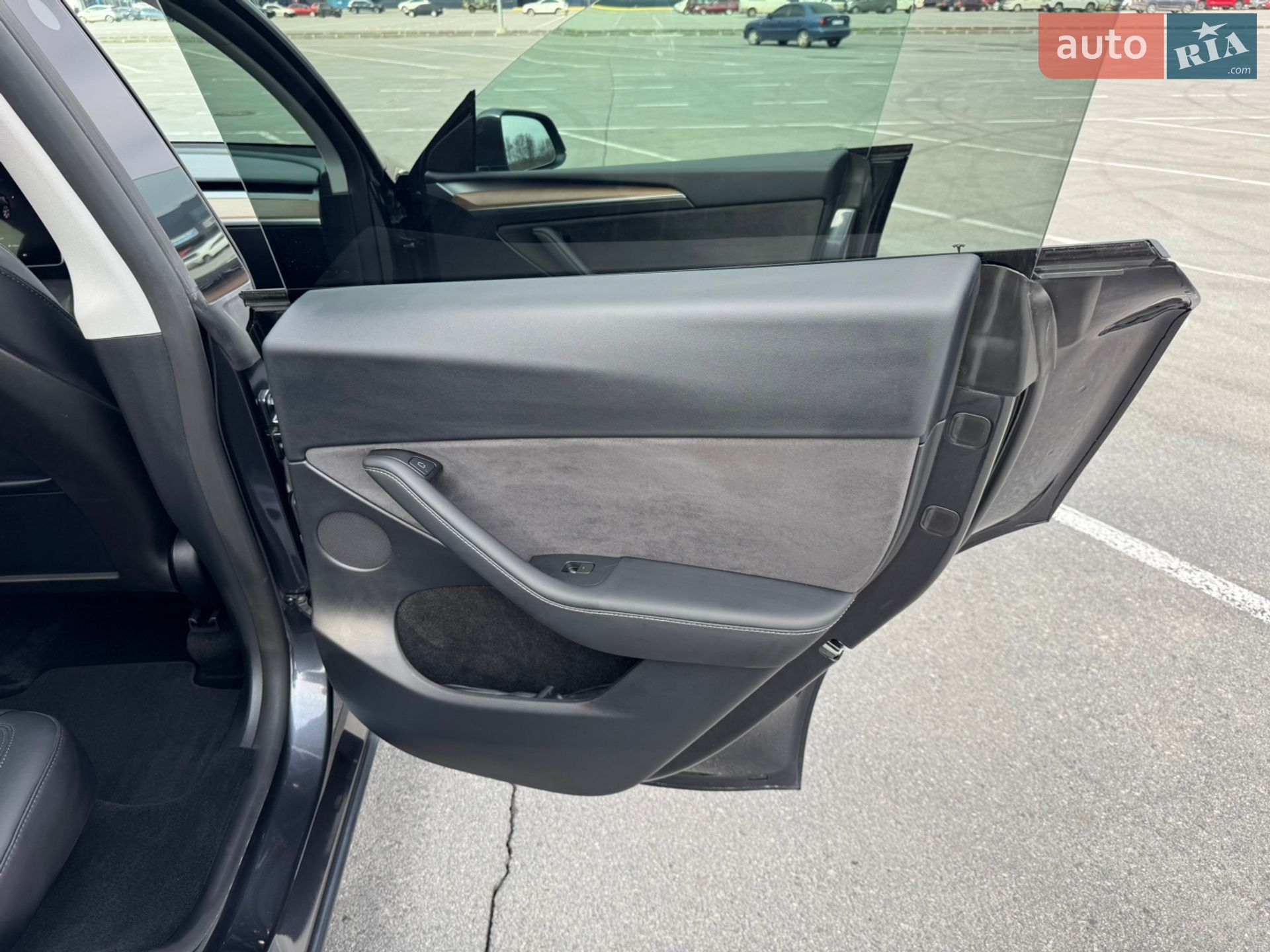 Tesla Model Y 2024 VIN 7SAYGDEE8RF084001 фото оголошення 17 з 29