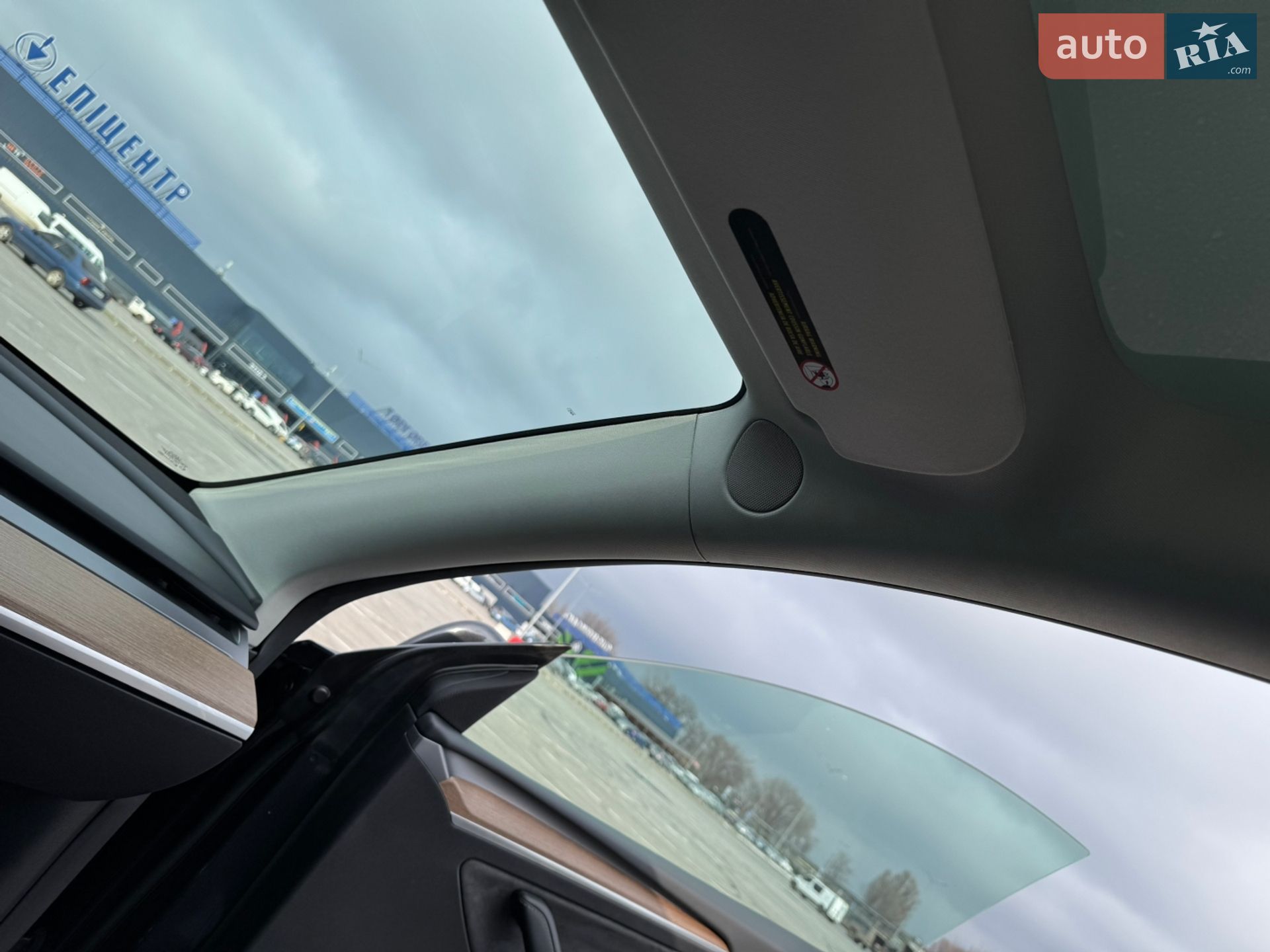 Tesla Model Y 2024 VIN 7SAYGDEE8RF084001 фото оголошення 19 з 29