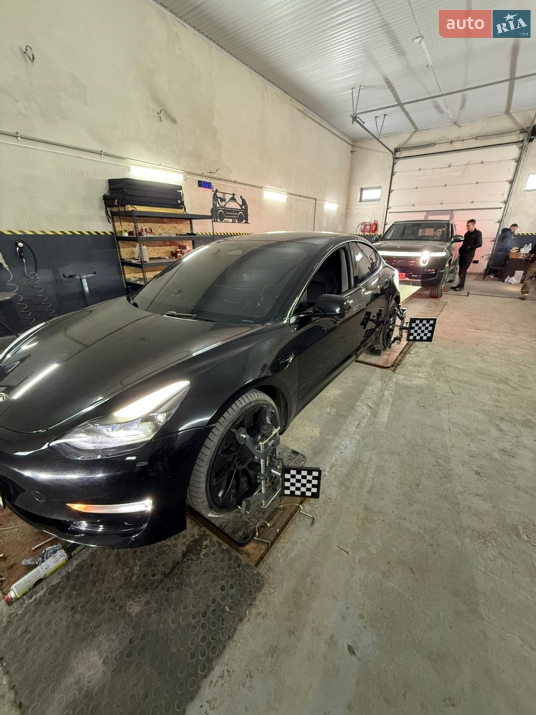 Tesla Model 3 2023 VIN 5YJ3E1EC3PF628122 фото оголошення 4 з 19