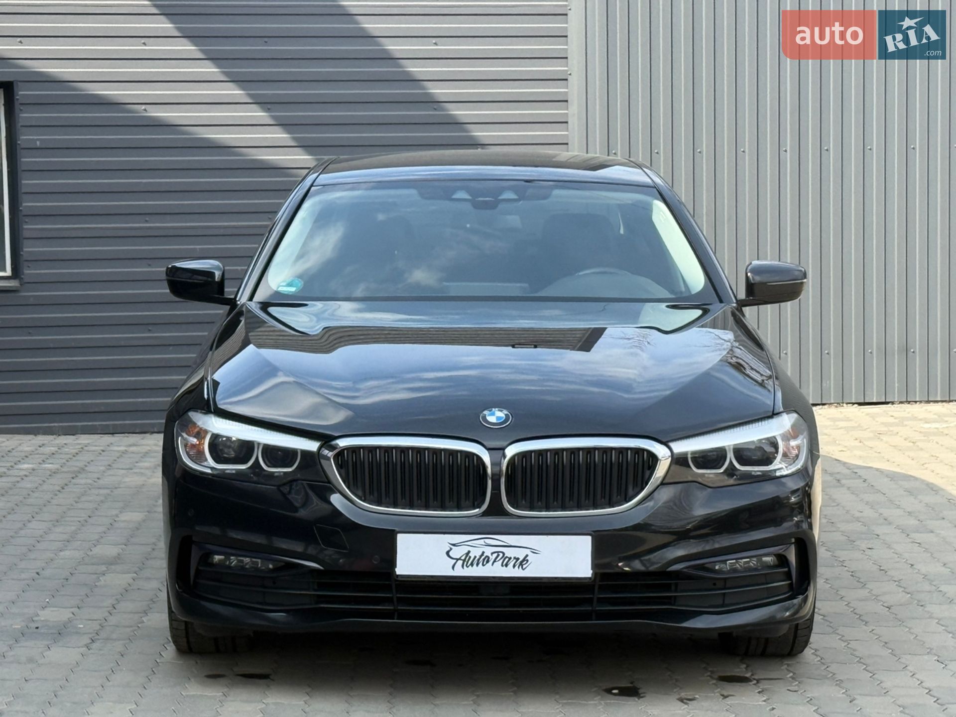 BMW 5 Series 2018 VIN WBAJF51010WW13222 фото оголошення 2 з 31