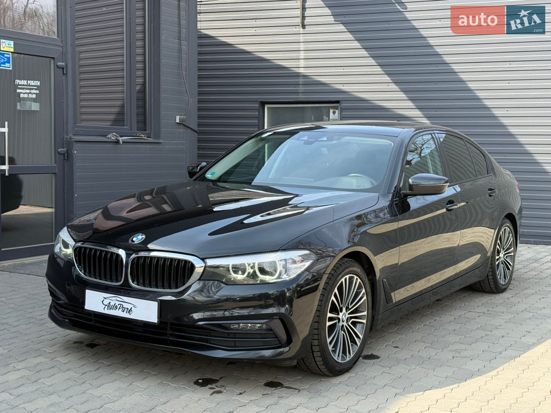 BMW 5 Series 2018 VIN WBAJF51010WW13222 фото оголошення 3 з 31