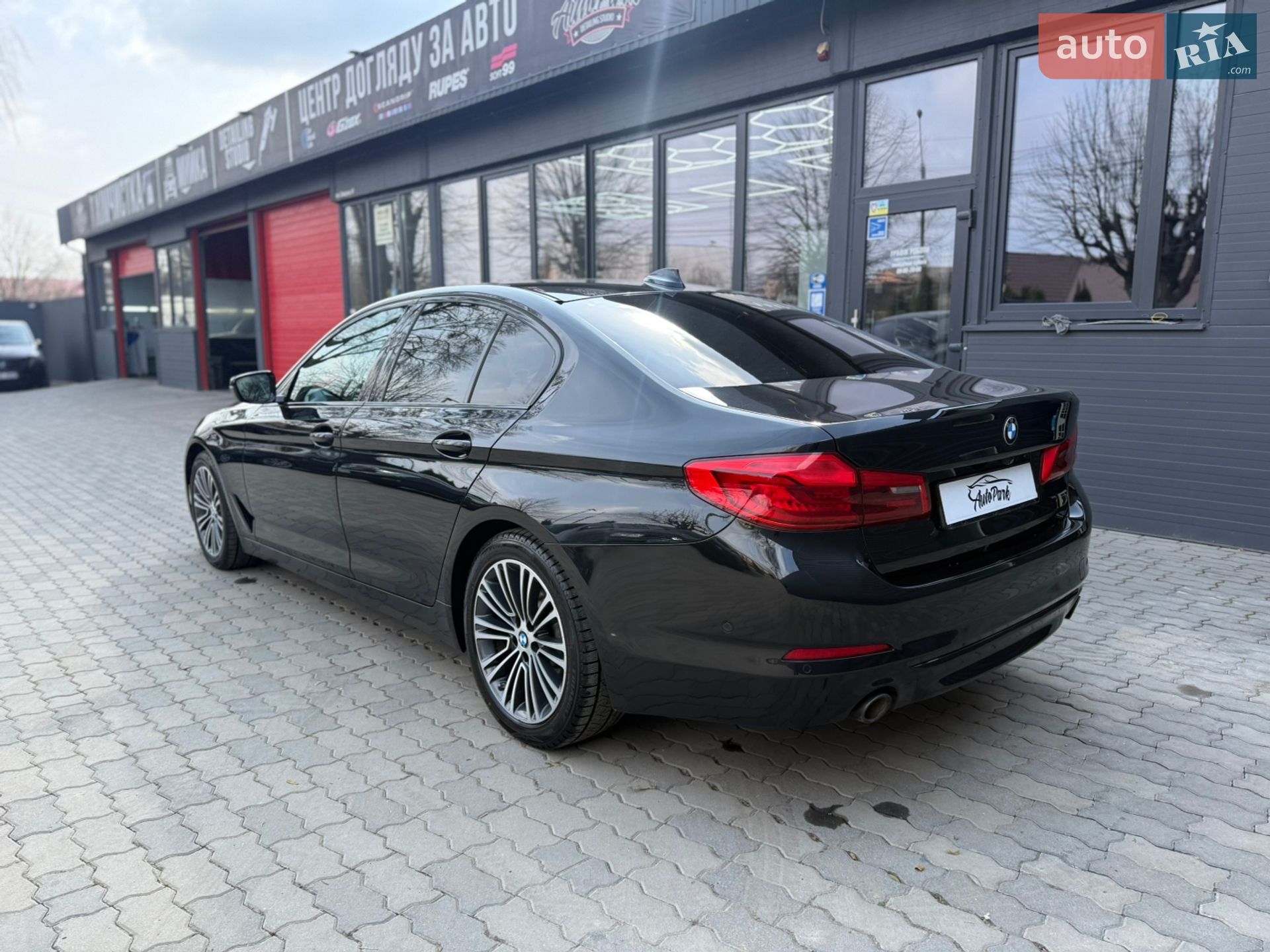 BMW 5 Series 2018 VIN WBAJF51010WW13222 фото оголошення 8 з 31