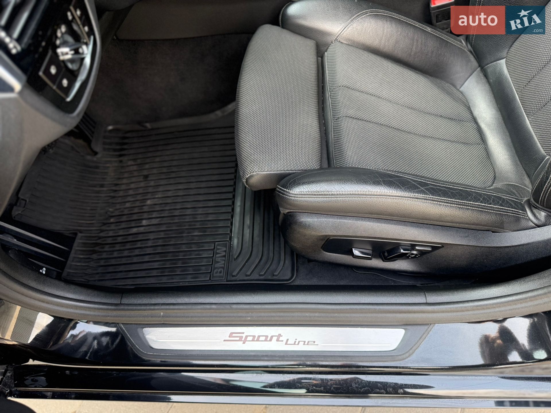 BMW 5 Series 2018 VIN WBAJF51010WW13222 фото оголошення 16 з 31