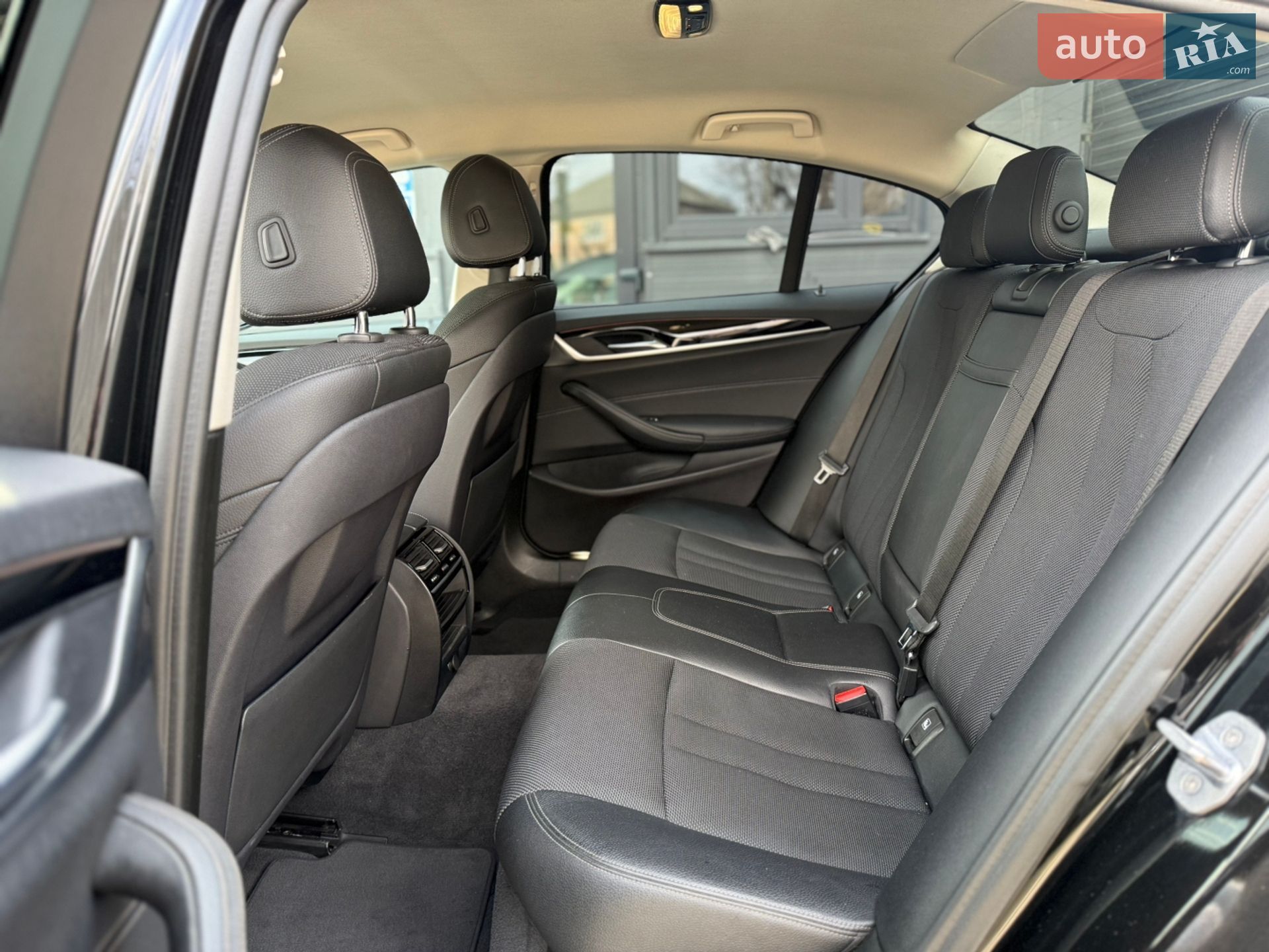 BMW 5 Series 2018 VIN WBAJF51010WW13222 фото оголошення 17 з 31