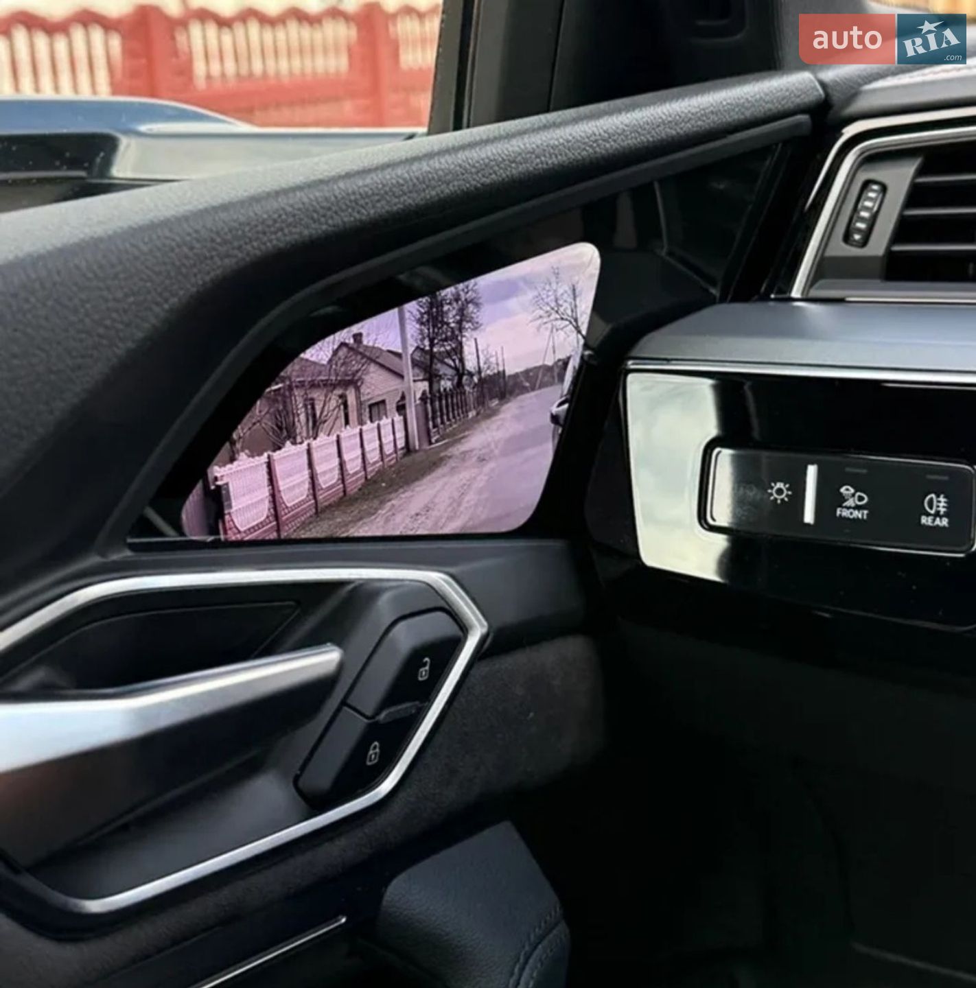 Audi e-tron 2019 VIN WAUZZZGE8KB007964 фото оголошення 10 з 15