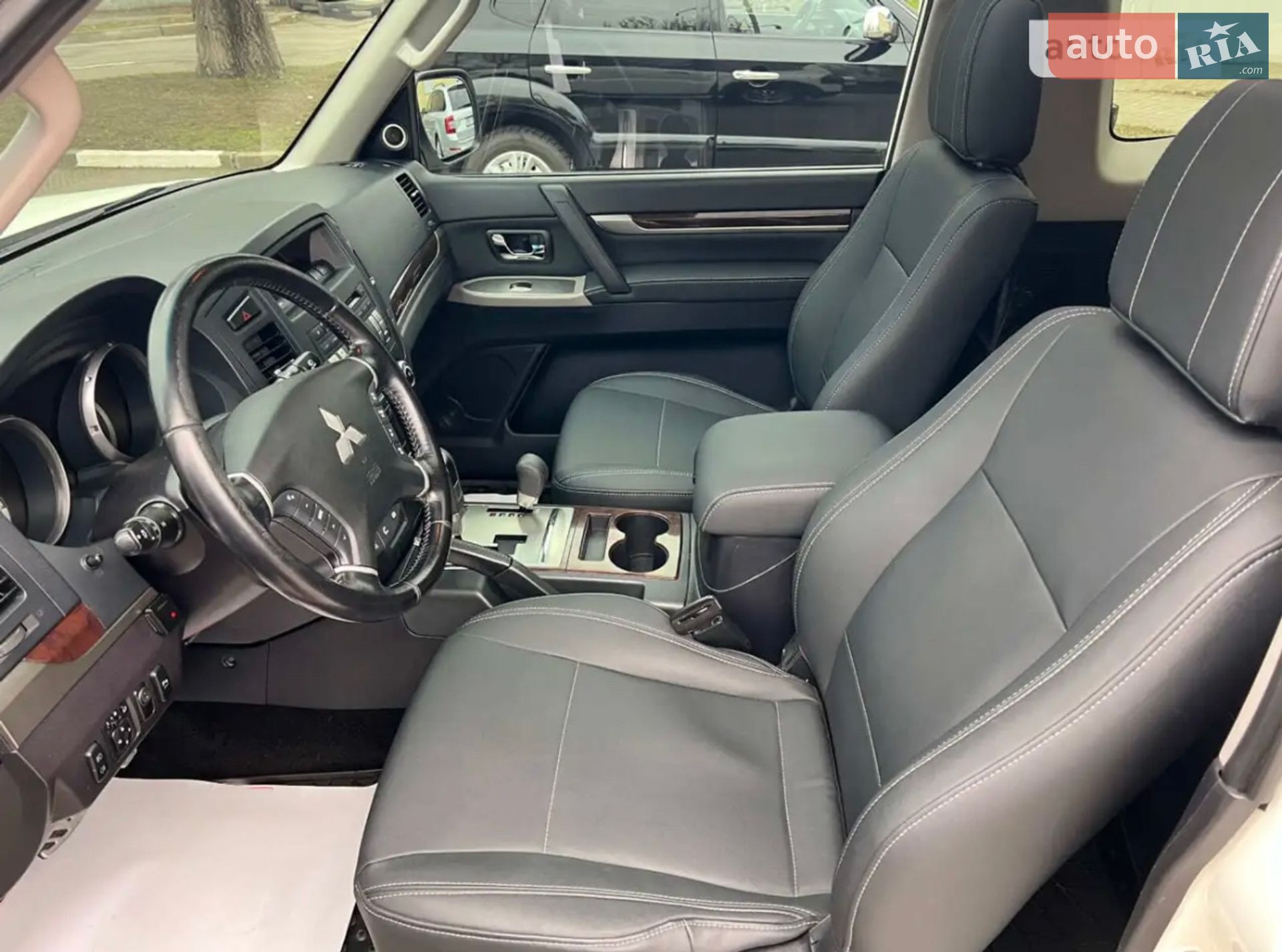 Mitsubishi Pajero 2010 VIN JMYMYV87WAJ714421 фото оголошення 9 з 25