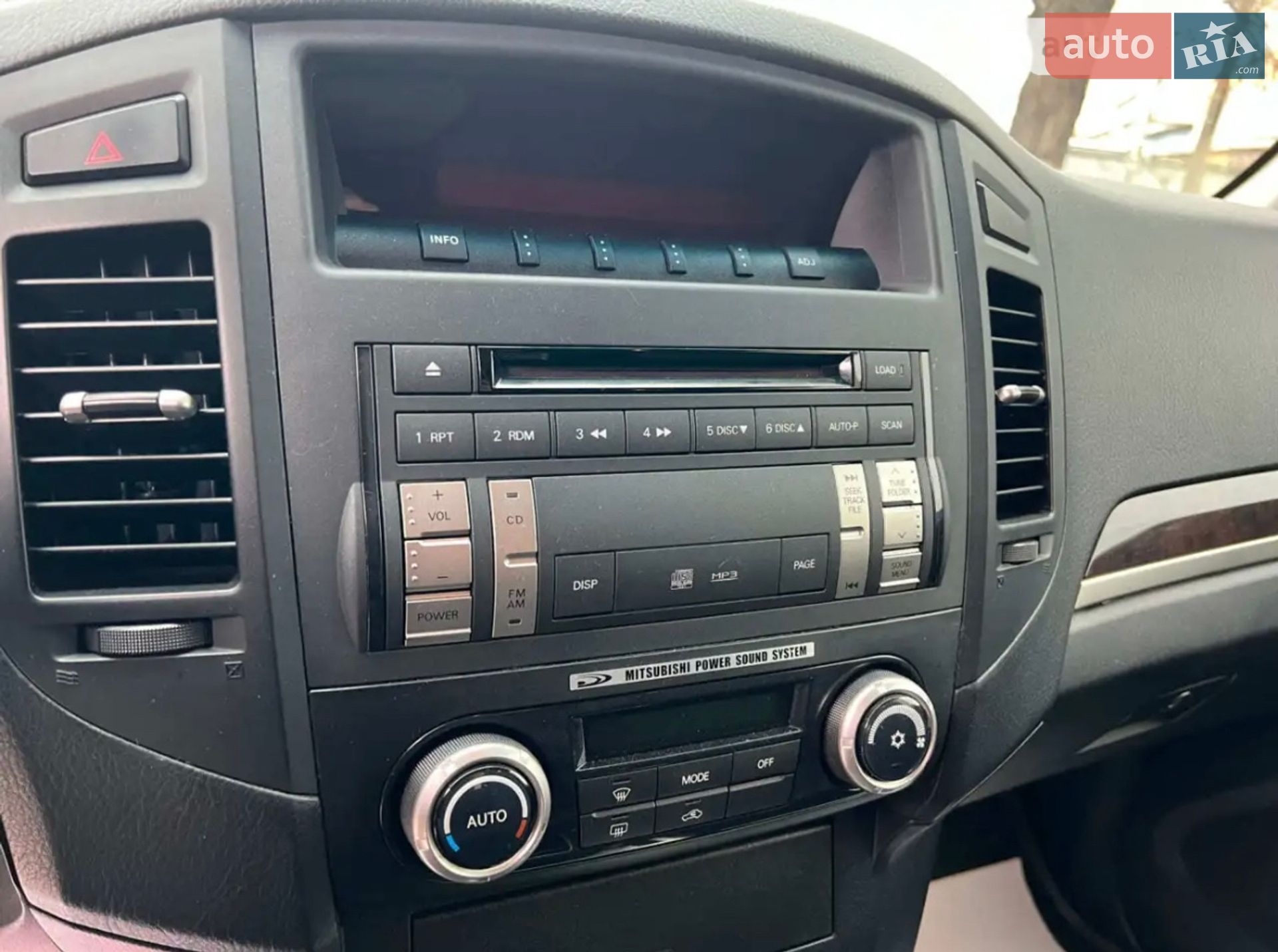Mitsubishi Pajero 2010 VIN JMYMYV87WAJ714421 фото оголошення 12 з 25