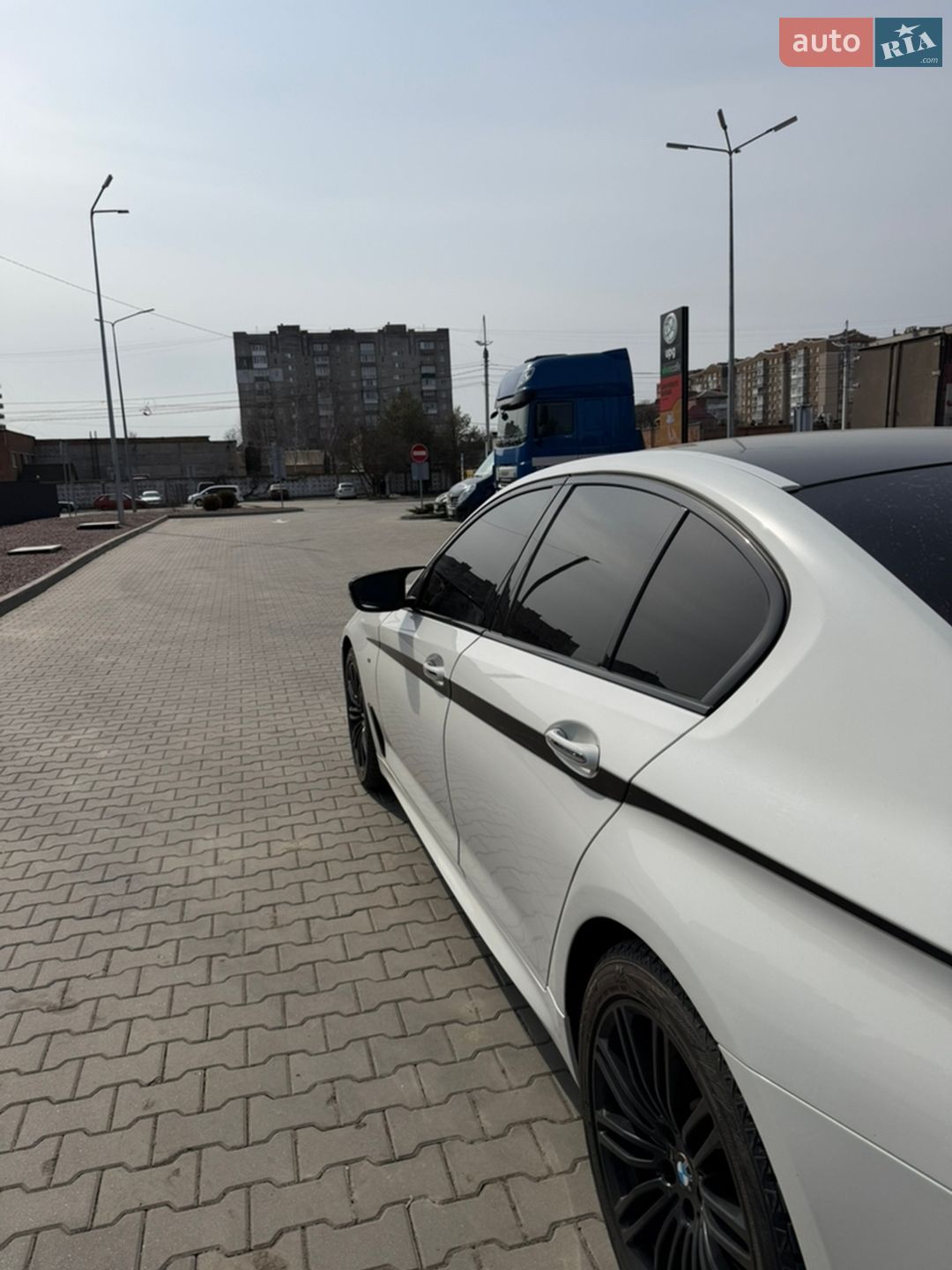 BMW 5 Series 2018 VIN WBAJD11050B197410 фото оголошення 3 з 18