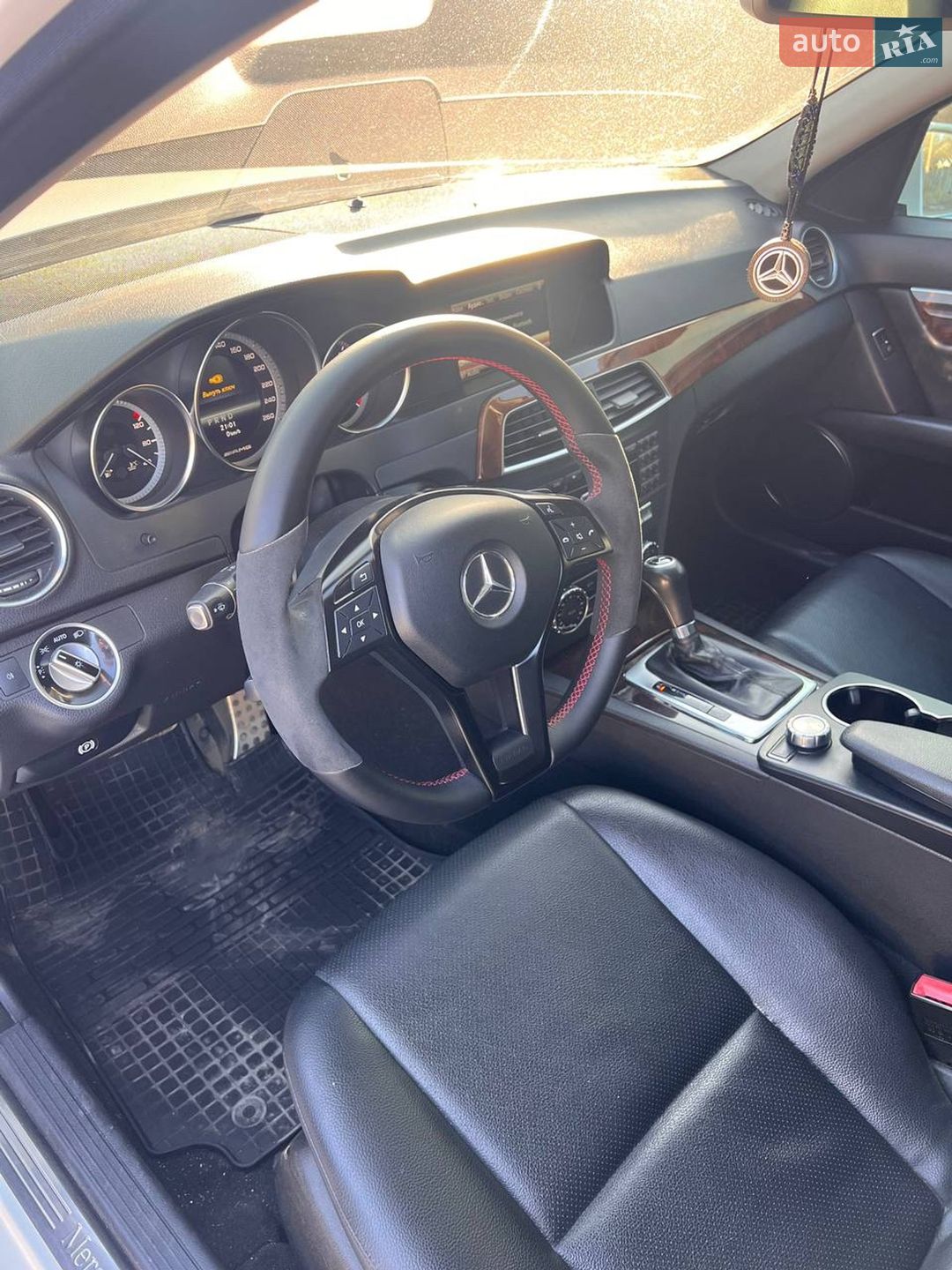 Mercedes-Benz C-Class 2013 VIN WDDGF8AB7DR283287 фото оголошення 8 з 9