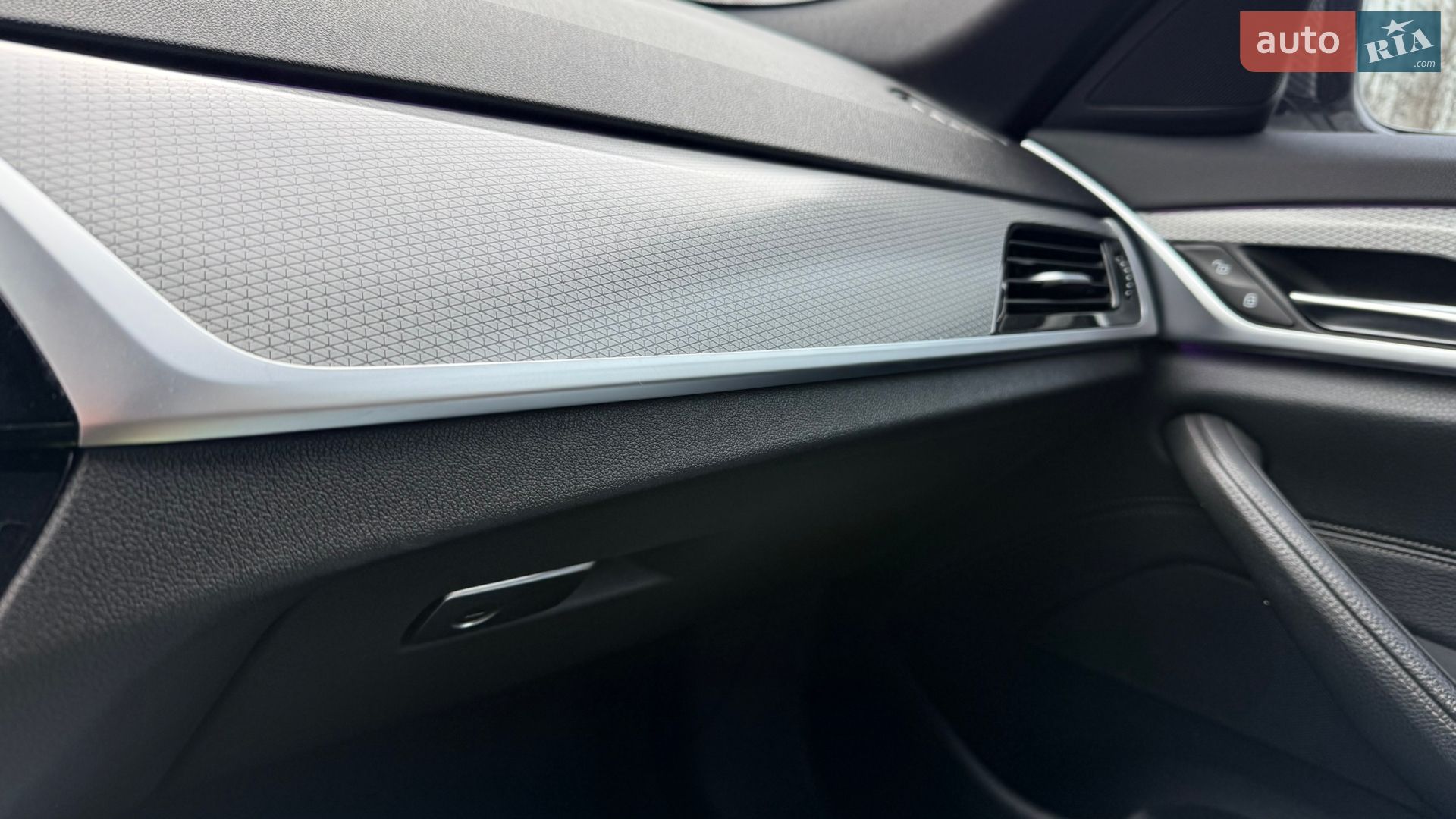 BMW 5 Series 2019 VIN WBAJE7C58KWW37088 фото оголошення 17 з 21