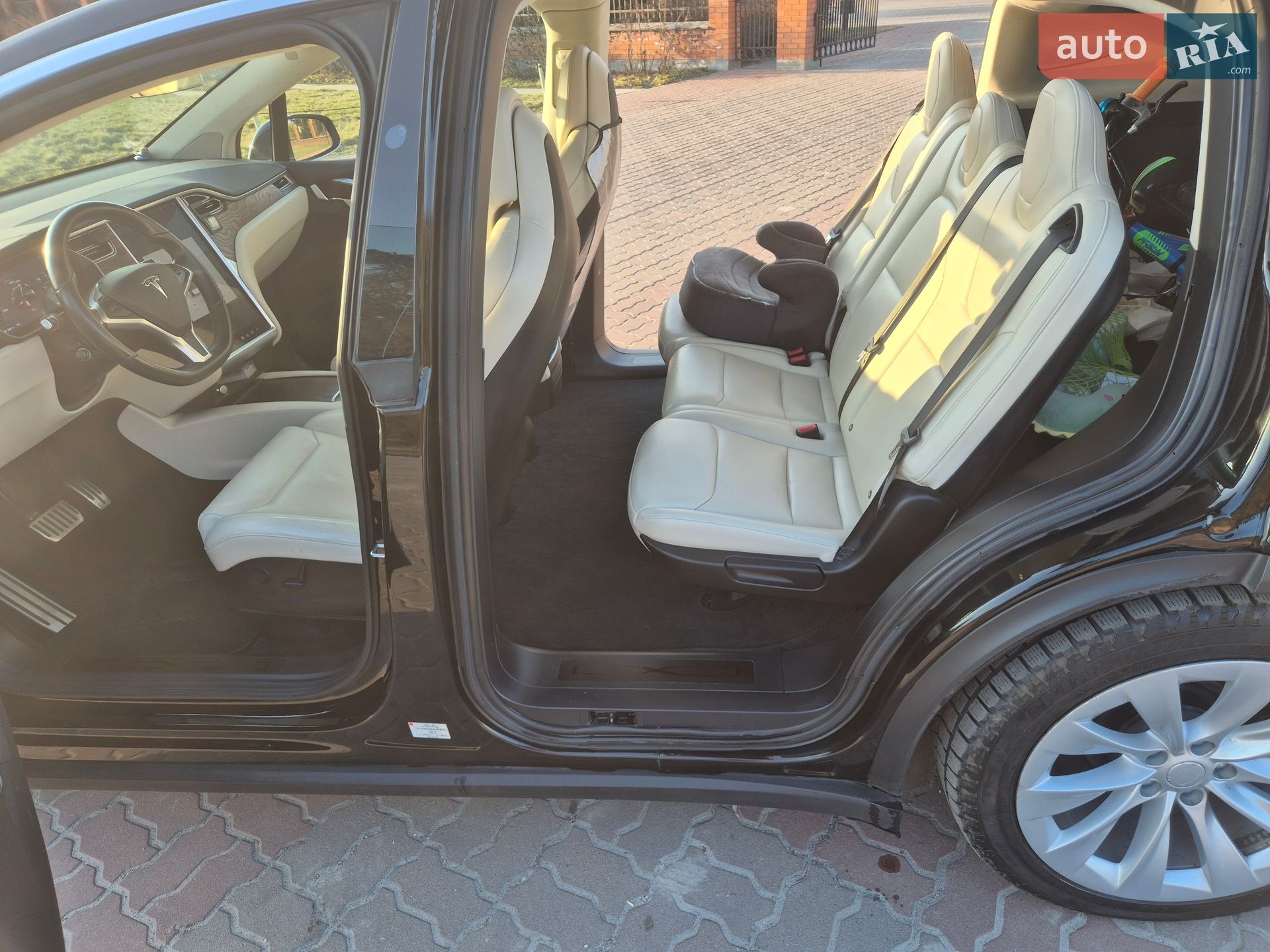 Tesla Model X 2018 VIN 5YJXCCE24JF093075 фото оголошення 10 з 14