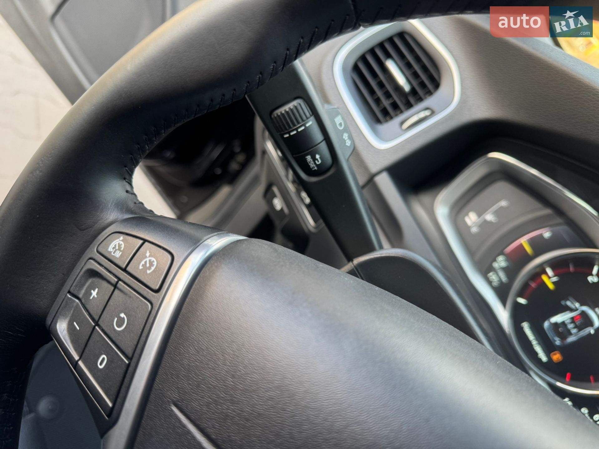Volvo V60 2015 VIN YV1FWA8CDG1289707 фото оголошення 33 з 75