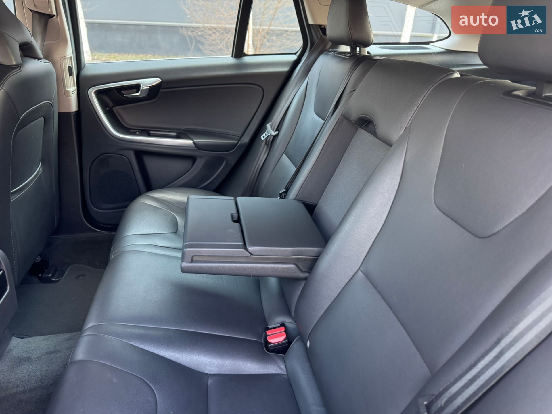 Volvo V60 2015 VIN YV1FWA8CDG1289707 фото оголошення 50 з 75