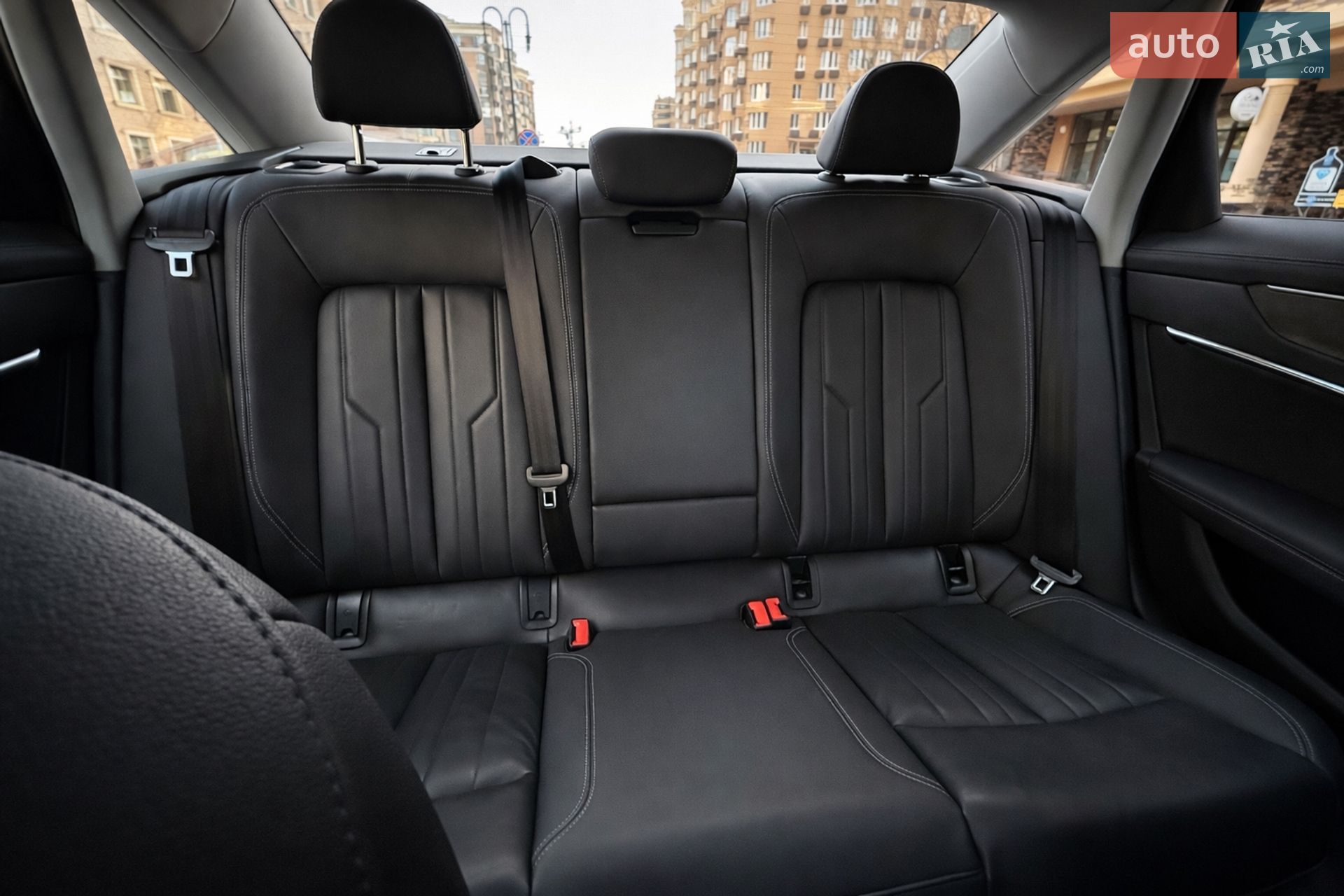 Audi A6 2018 VIN WAUL2AF28KN028170 фото оголошення 17 з 21