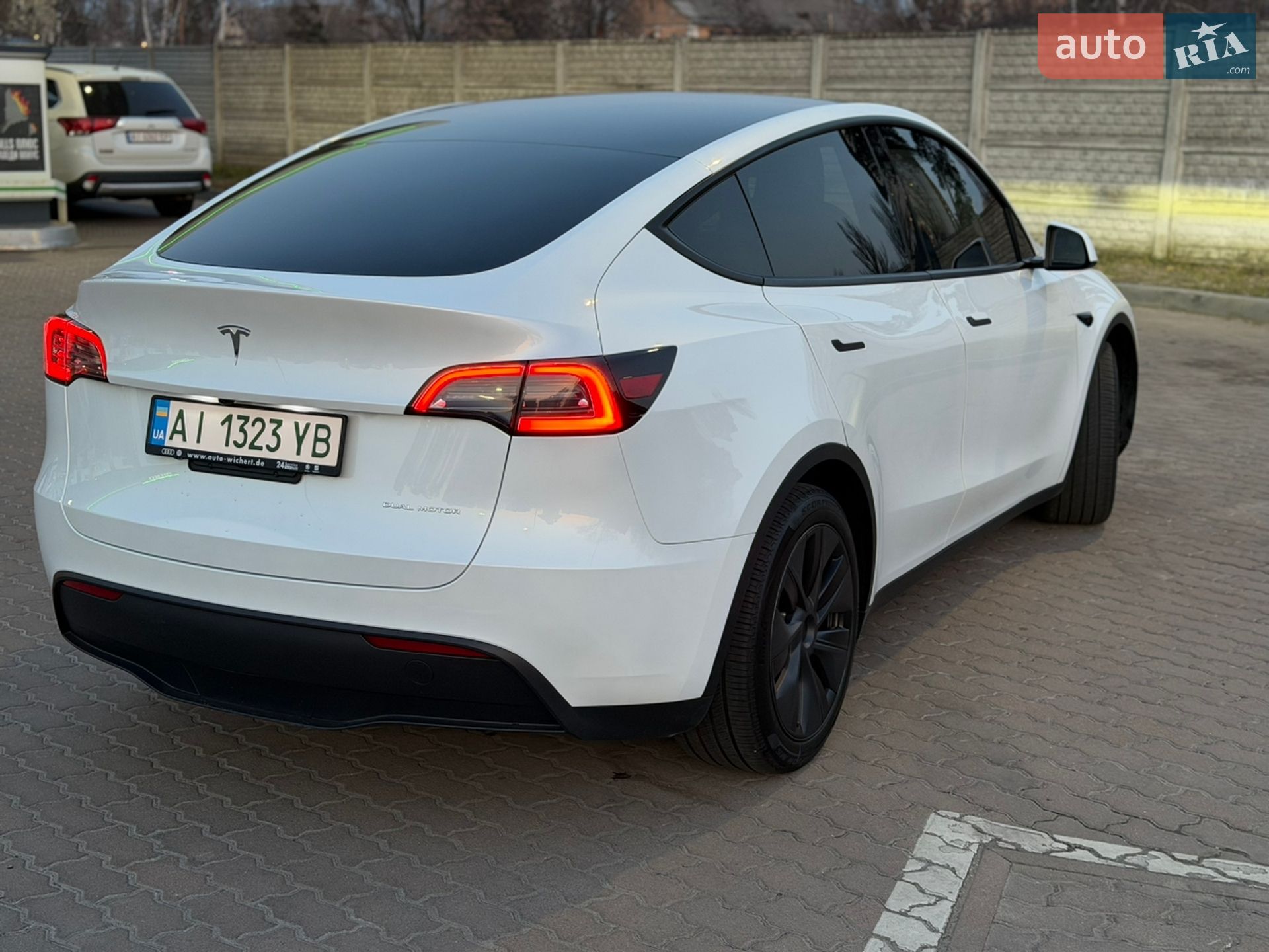 Tesla Model Y 2024 VIN 7SAYGDEE4RA304716 фото оголошення 4 з 51