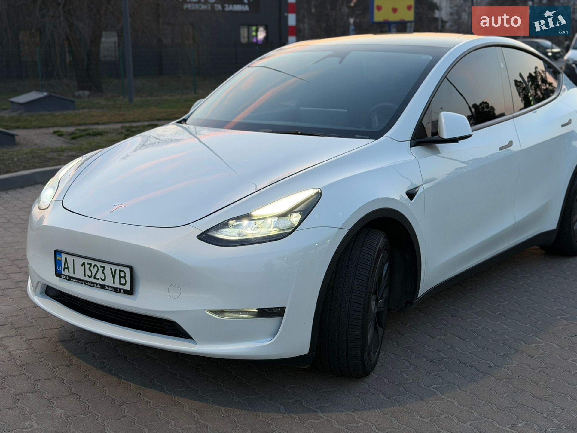 Tesla Model Y 2024 VIN 7SAYGDEE4RA304716 фото оголошення 2 з 51