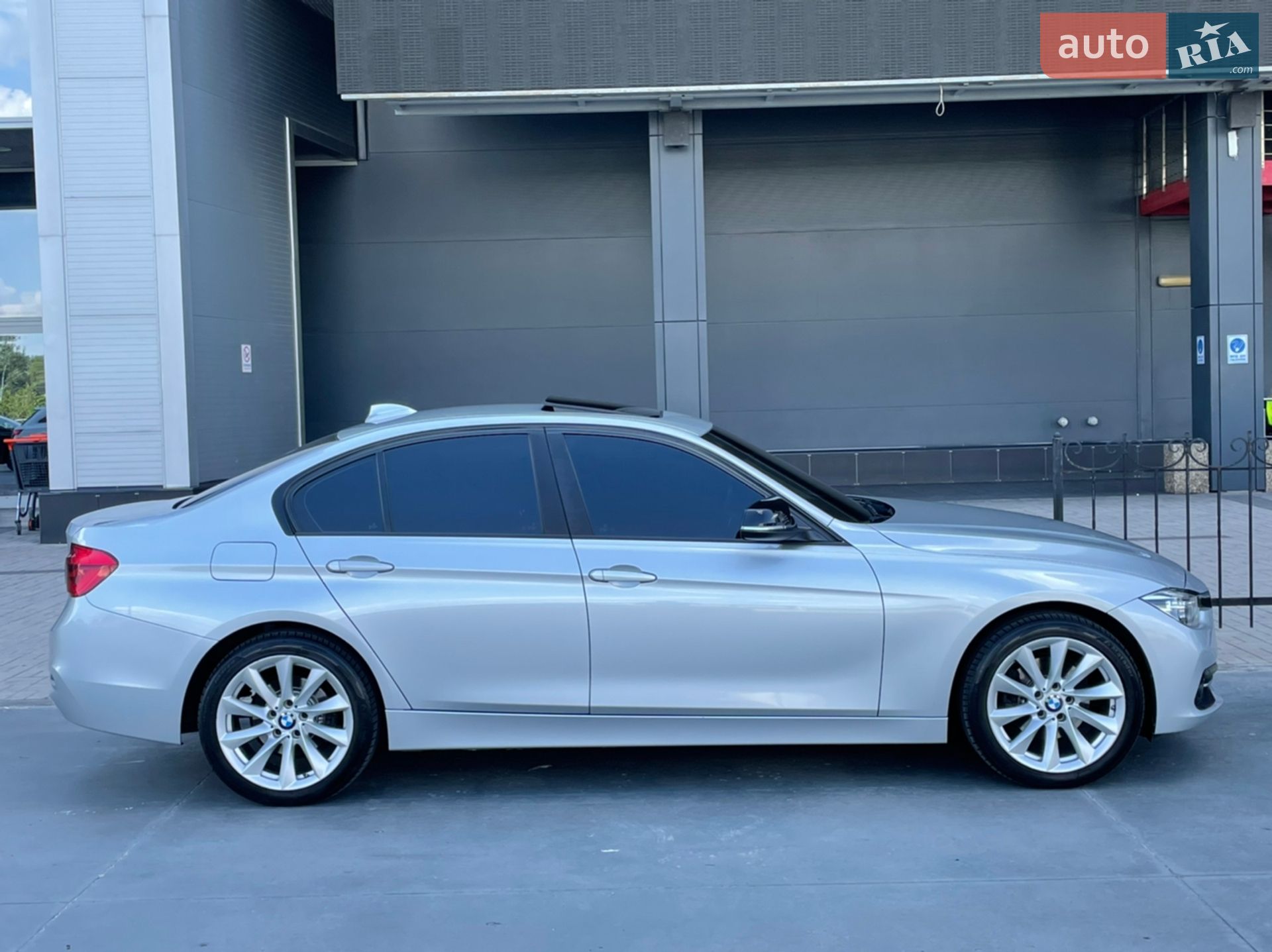 BMW 3 Series 2016 VIN WBA8E1G54GNT38457 фото оголошення 12 з 39