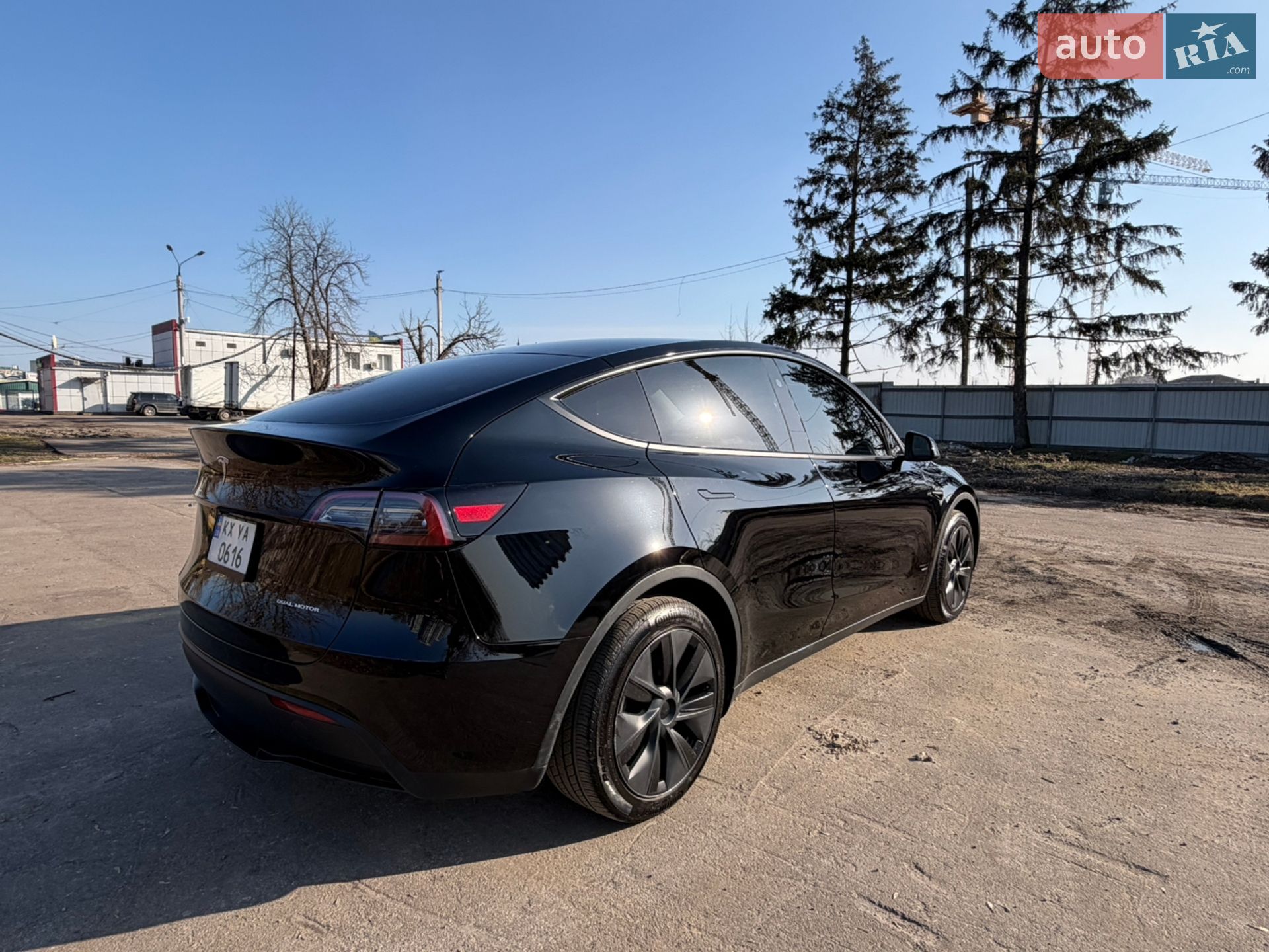 Tesla Model Y 2024 VIN 7SAYGAEE1SF217895 фото оголошення 4 з 24