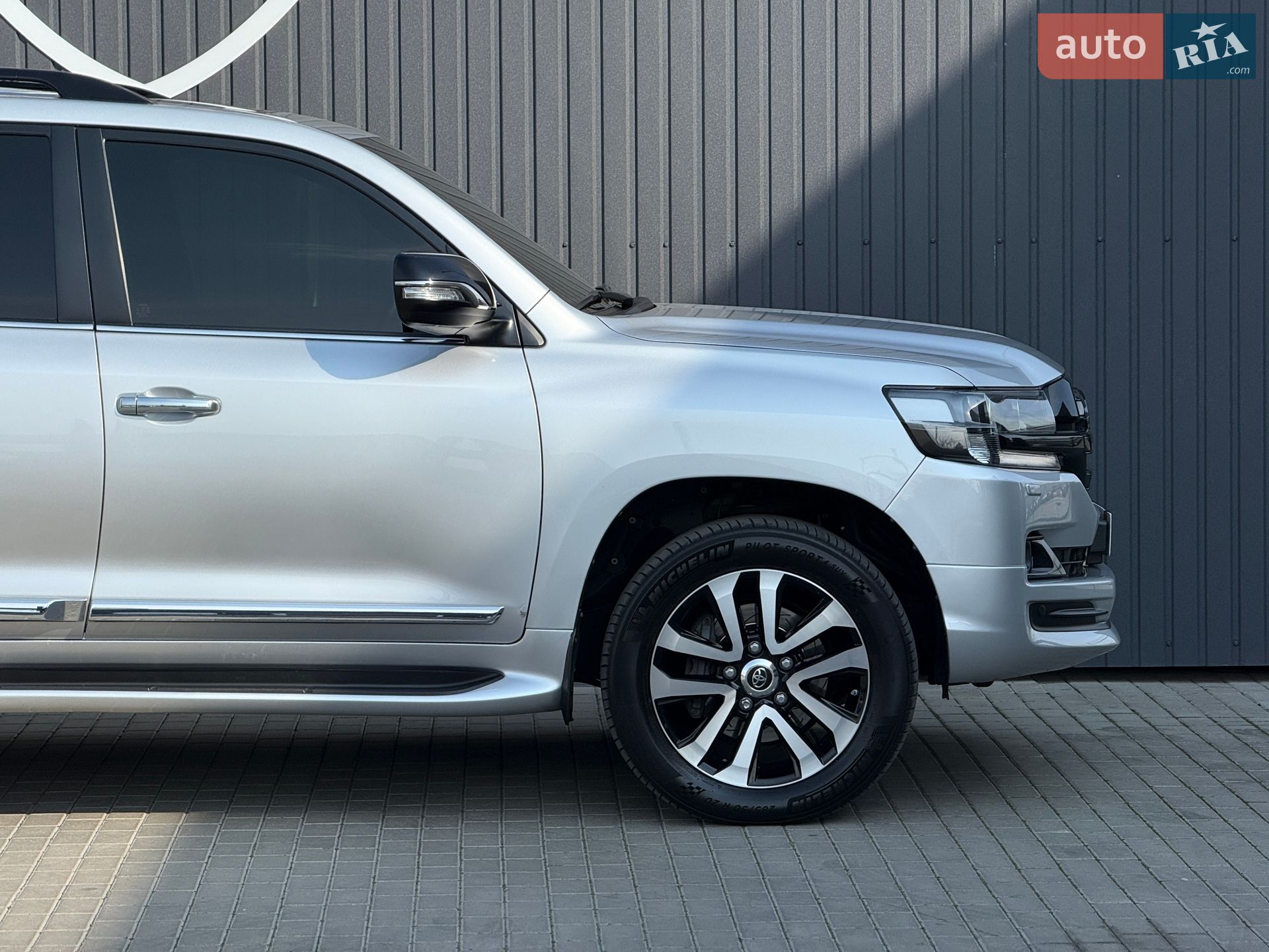 Toyota Land Cruiser 2018 VIN JTMCV02J304258364 фото оголошення 12 з 77