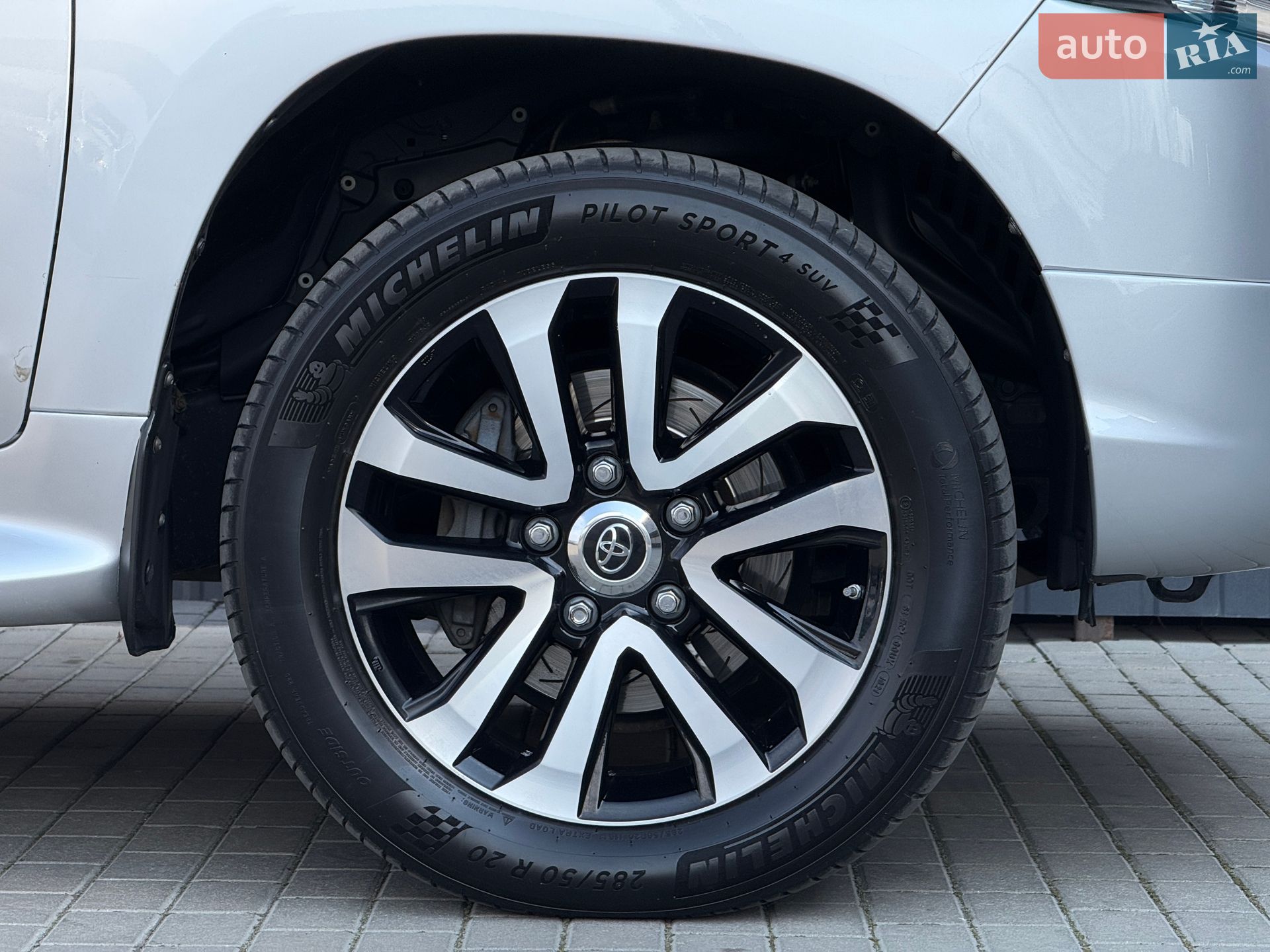Toyota Land Cruiser 2018 VIN JTMCV02J304258364 фото оголошення 14 з 77